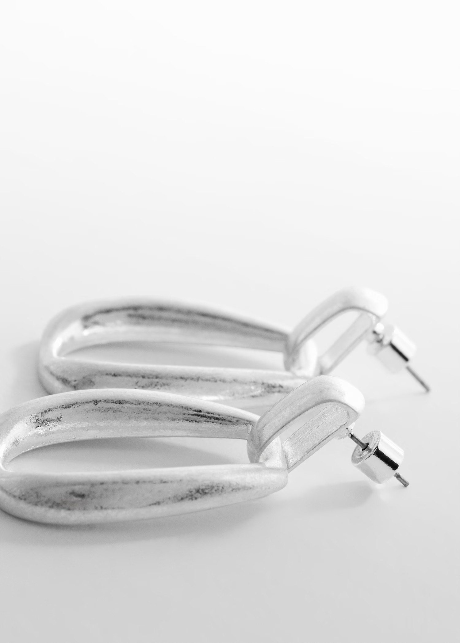 Oval hoop earrings | MANGO (UK)