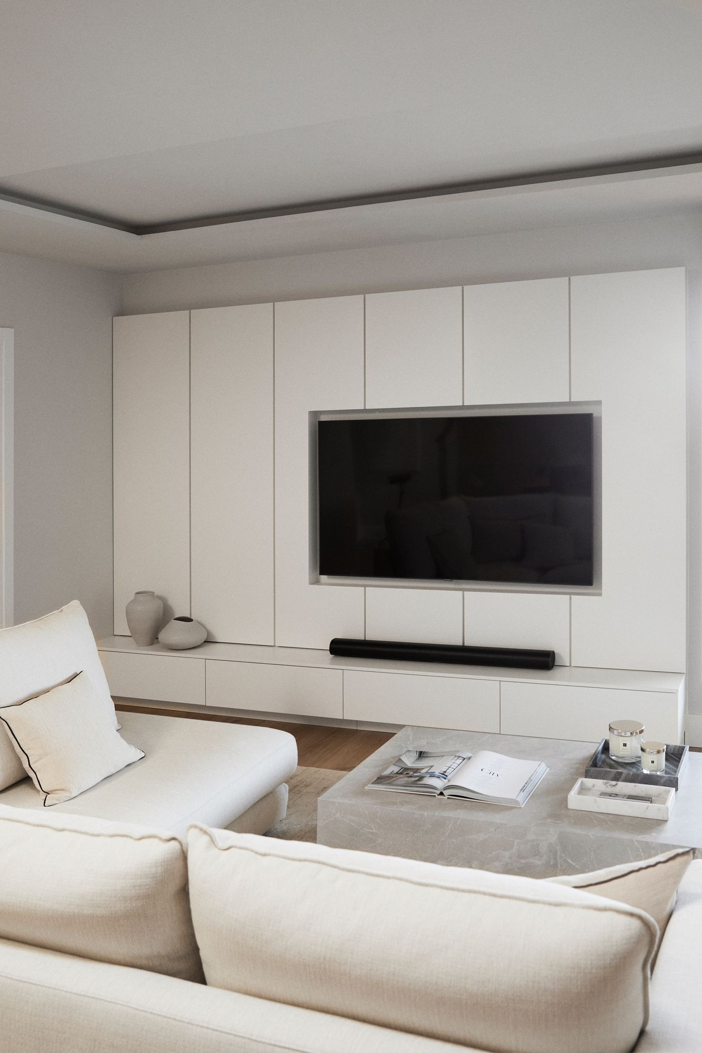 Decoración de mi salón 🏡

WestWing, alfombra artesanal, sofá, jarrón artesanal, mesa de centro, bandeja decorativa pequeña de mármol, fundas de cojines terciopelo, velas Jo Malone, Amazon, accesorios casa, barra de sonido sonos, cine en casa, Samsung, España. 

#LTKstyletip #LTKhome #LTKeurope