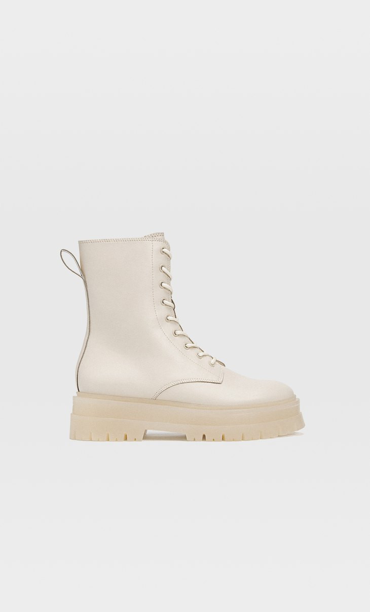 Flache Stiefeletten mit elastischem Einsatz und Profilsohle | Stradivarius DE