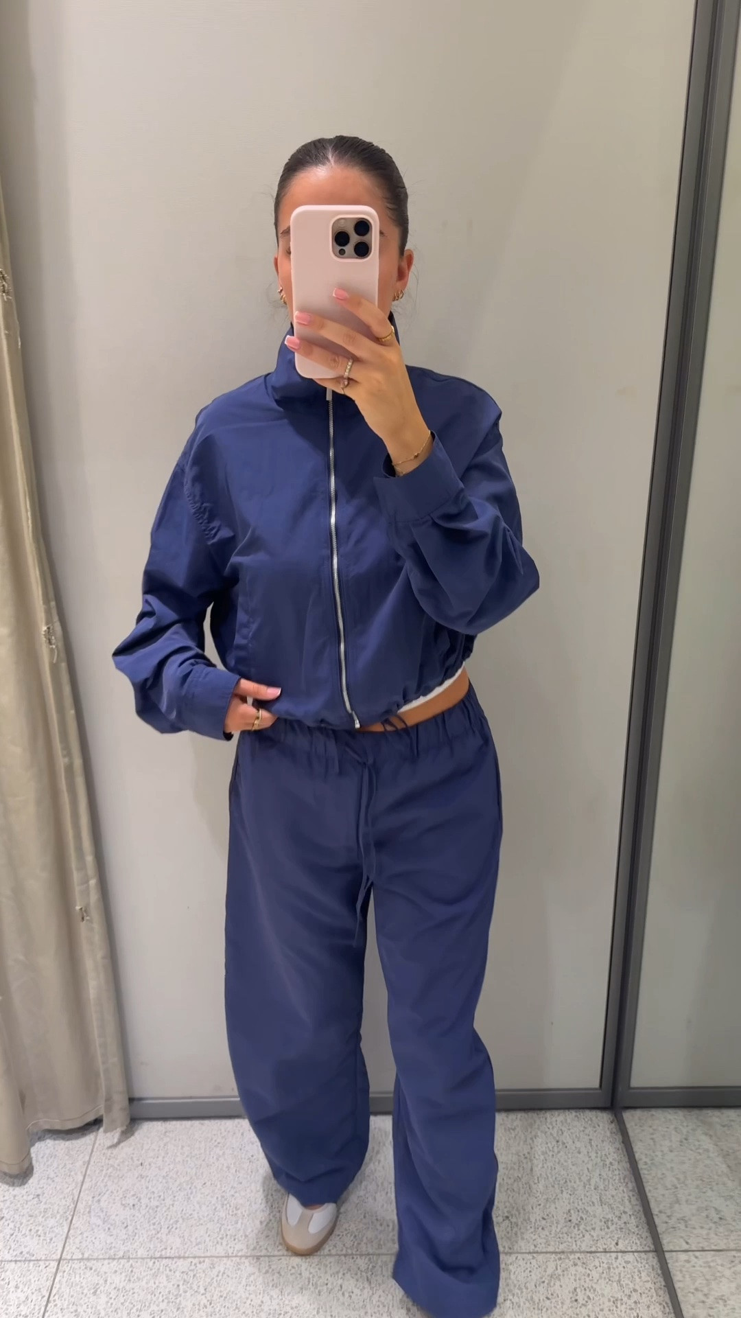 Tracksuit - autumn - windbreaker - layering - light layers - set

#LTKautumn #LTKstyletip