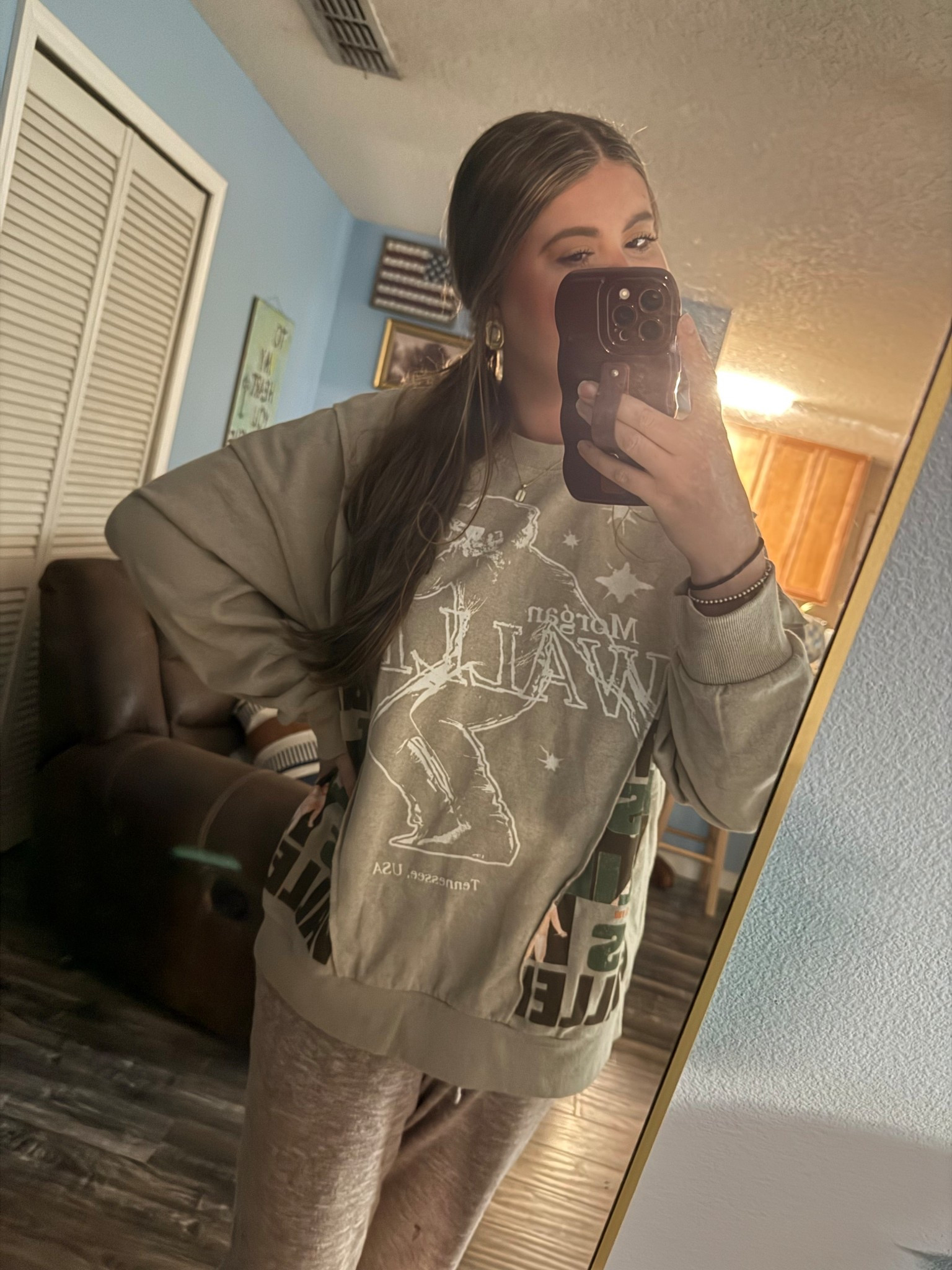 It was a Morgan Wallen weekend🎶🎼🎤 will be living in this new sweatshirt I got🤩 love a graphic sweatshirt that’s cute and comfy to lounge around the house 


#walmartfind #walmart #walmartfashion #walmartstyle

#LTKootd #LTKdayinmylife #LTKSeasonal