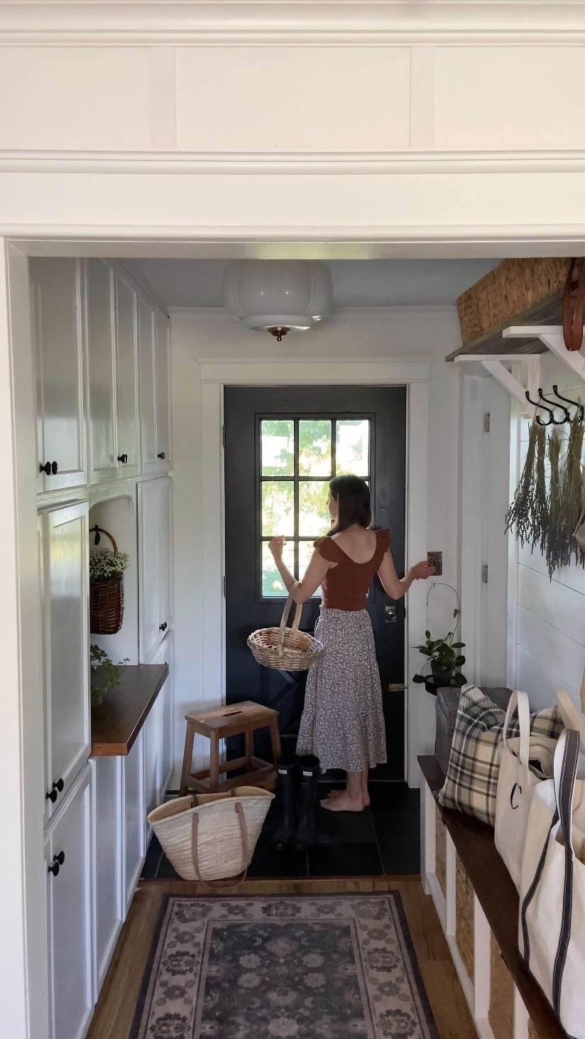 Fall in the back hall mudroom.🍂🧺

Stone toggle switches: Residence Supply
Stone Type: Calacatta Viola
Metal Finish: Vintage Brass
Discount code: COURTENAY10