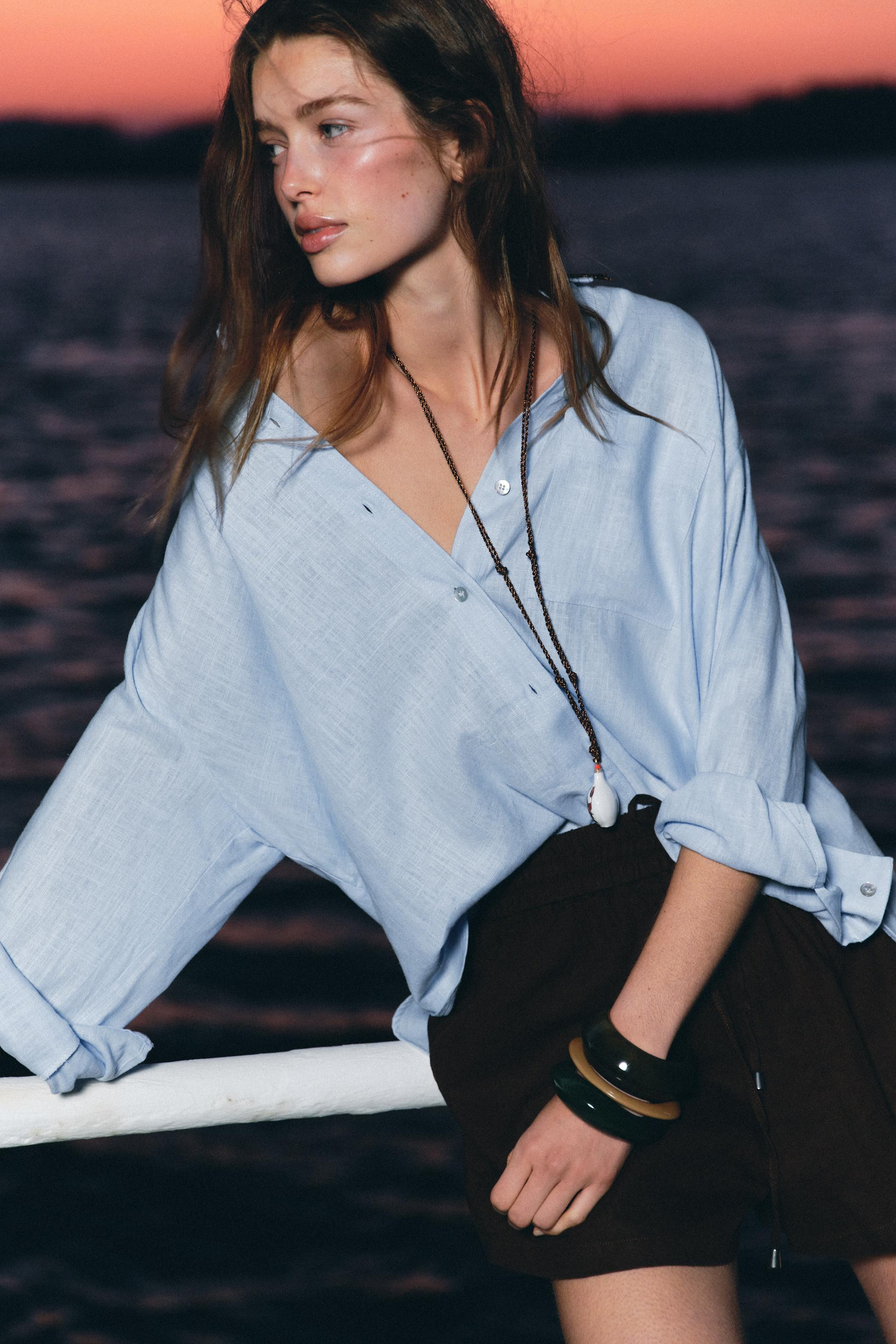 Loose-fitting linen shirt. Lapel collar and long sleeves. Front patch pocket. Hem with side vents... | Zara US