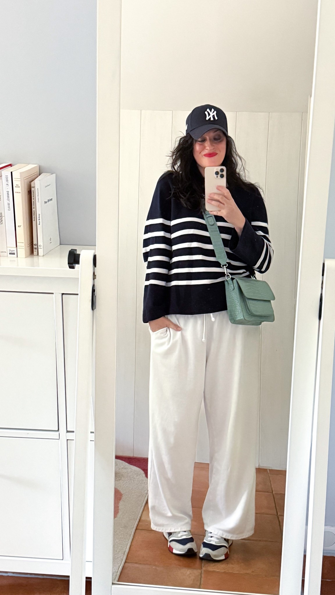 . Casquette bleu marine NY Yankees #newera (en lien) 
. Pull rayé en maille 3D #uniqlo (en lien)
. Jogging flare blanc #hm (en lien) 
. Running U997R #newbalance (similaires, en lien) 
. Sac vert amande #hvisk 
. Baume à lèvres coloré "poppy red" #labello (en lien) 
. Rouge à lèvres mat #revlon (en lien) 

#LTKmidsize #LTKspring #LTKfrance