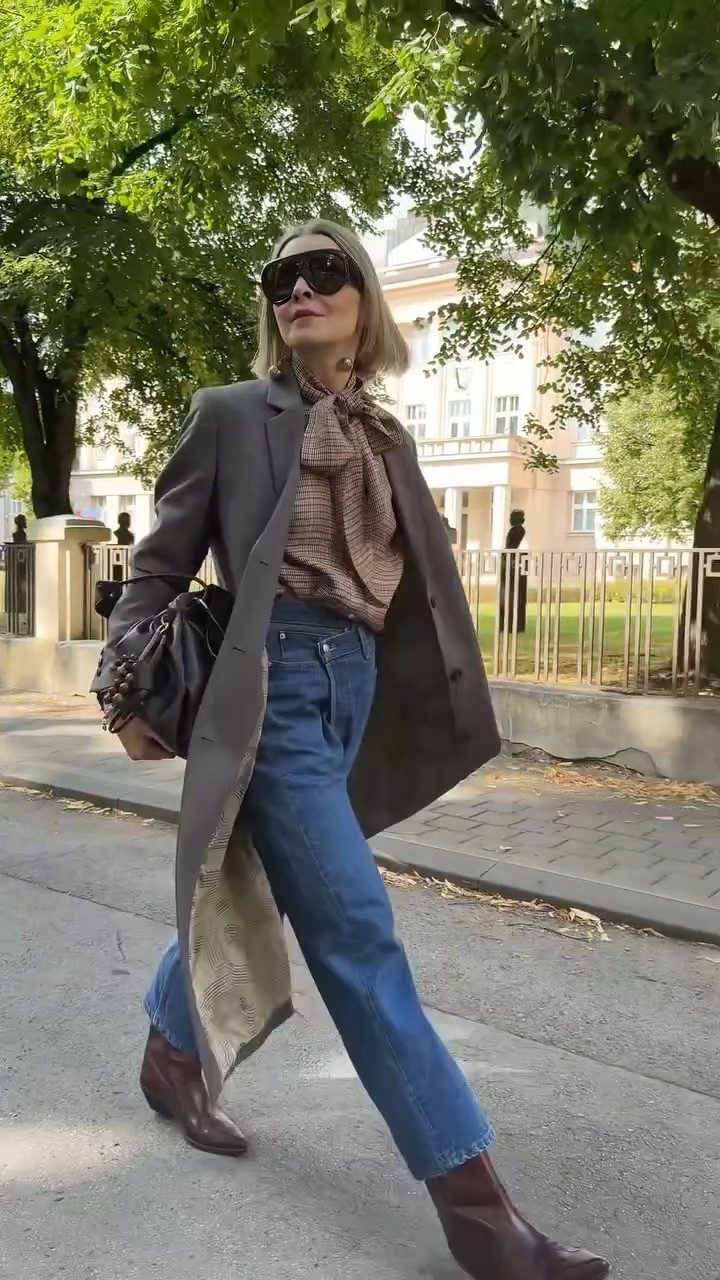 Trading brights for depth, flats for boots, and calling it seasonal strategy. 🍂 Back to my signature formulas that make dressing easier...this time: slouchy bottoms + structure on top + a layer in between that shifts with mood or occasion + accessories to play with style. More on this soon...

• Bow-tie @muntheofficial 
• Jeans @r13 x Levi's (old)
• Coat @closedofficial (old)
• Bag @songmont_official 

#howtowearit #fallstyle #ootd #cowboyboots #munthe #r13 #songmont #over50 #over40