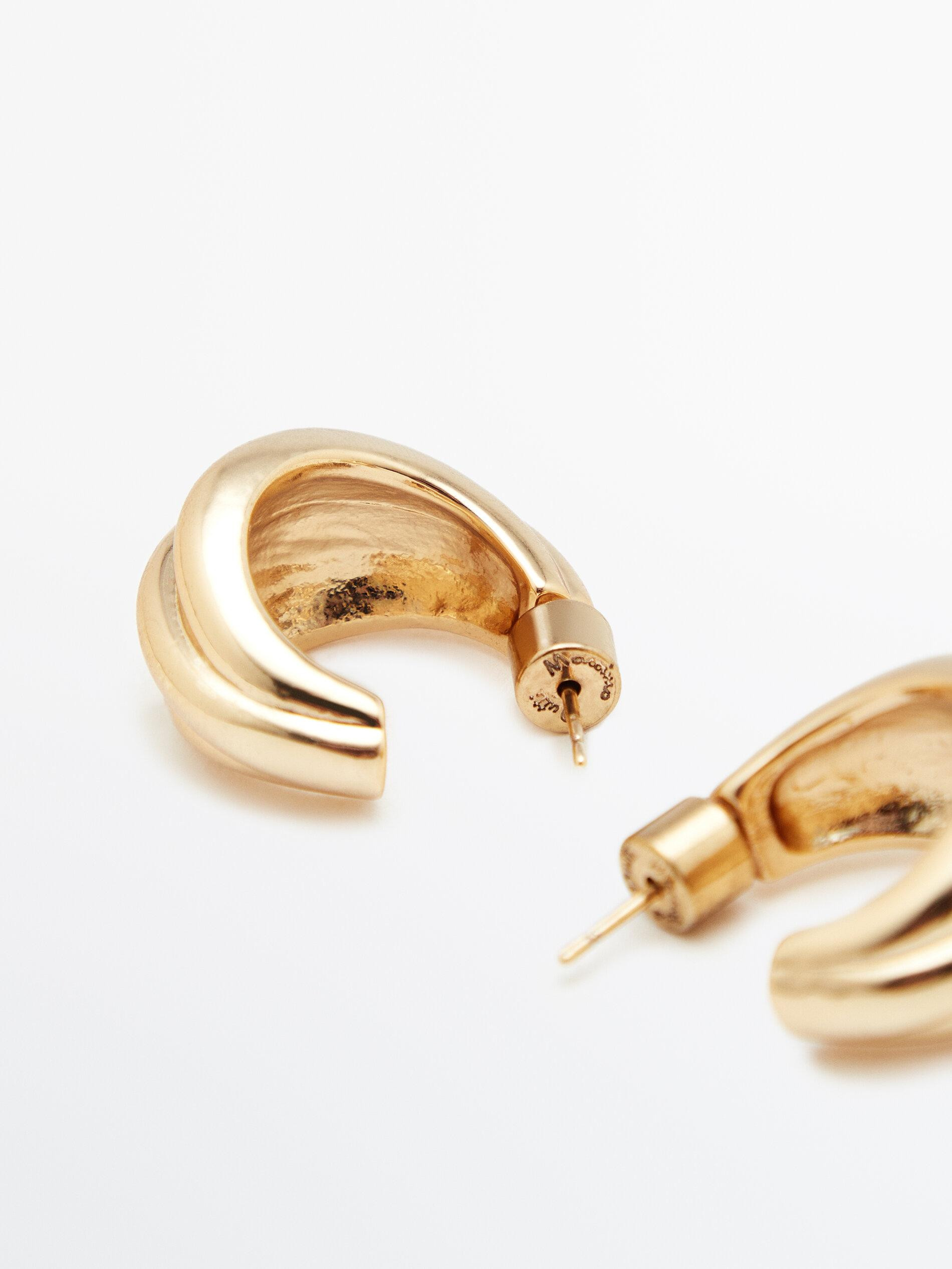 Wide gold-plated textured earrings | Massimo Dutti US