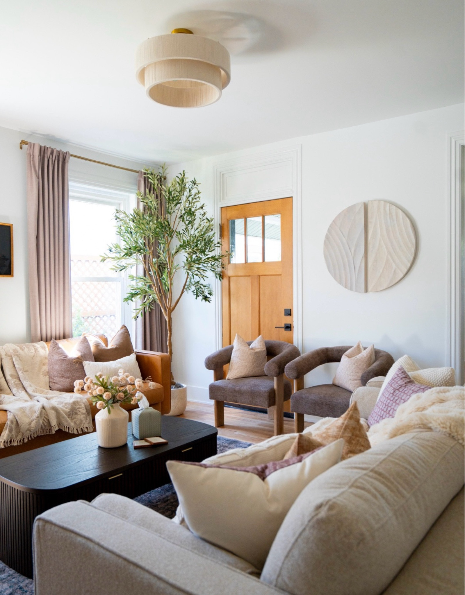 Our cozy Airbnb living room is a crowd favorite - beautiful natural lighting for all the family&friends hang outs! 

#Airbnbhome