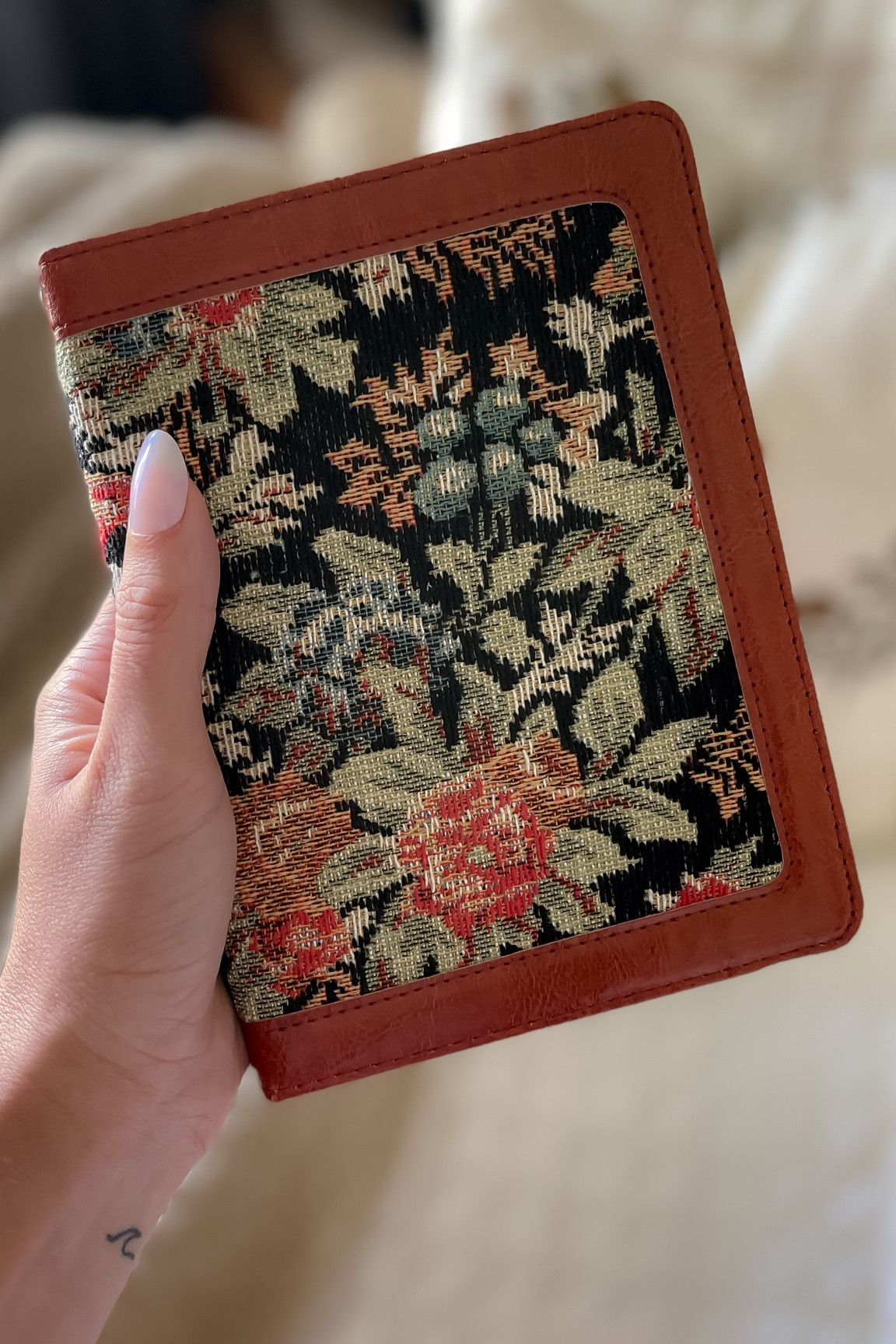 Cutest Kindle vase from Etsy! They also have iPad cases! 

#LTKFind #LTKBacktoSchool #LTKunder50