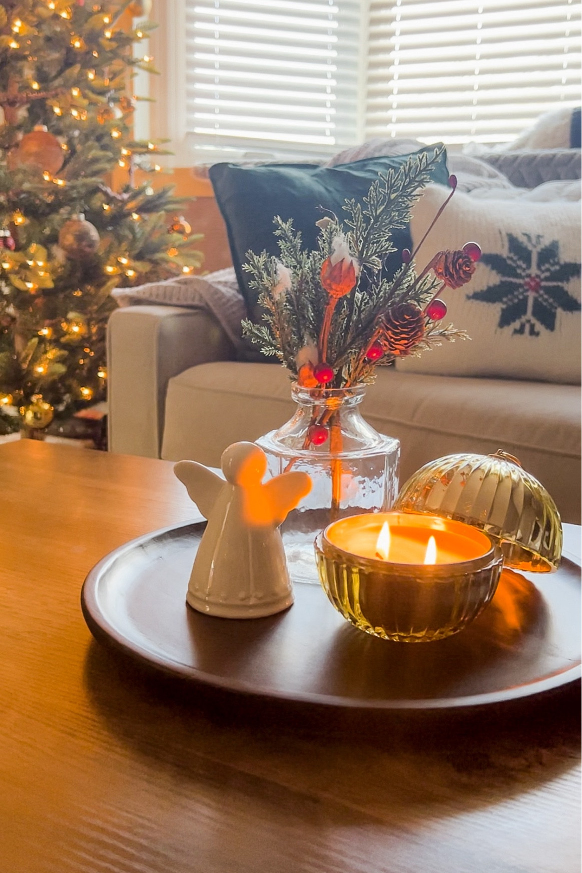 Christmas coffee table decor 

Neutral Christmas, Gold Christmas, Christmas table top, small Christmas decor 

#LTKhome #LTKHoliday #LTKSeasonal