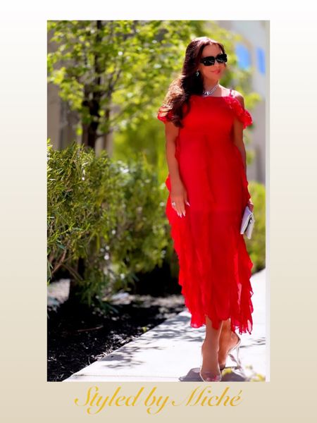 Feminine Ruffles

#dress #red #maxi #midi ##feminine #elegant #over30fashion #over40fashion #over50fashion 