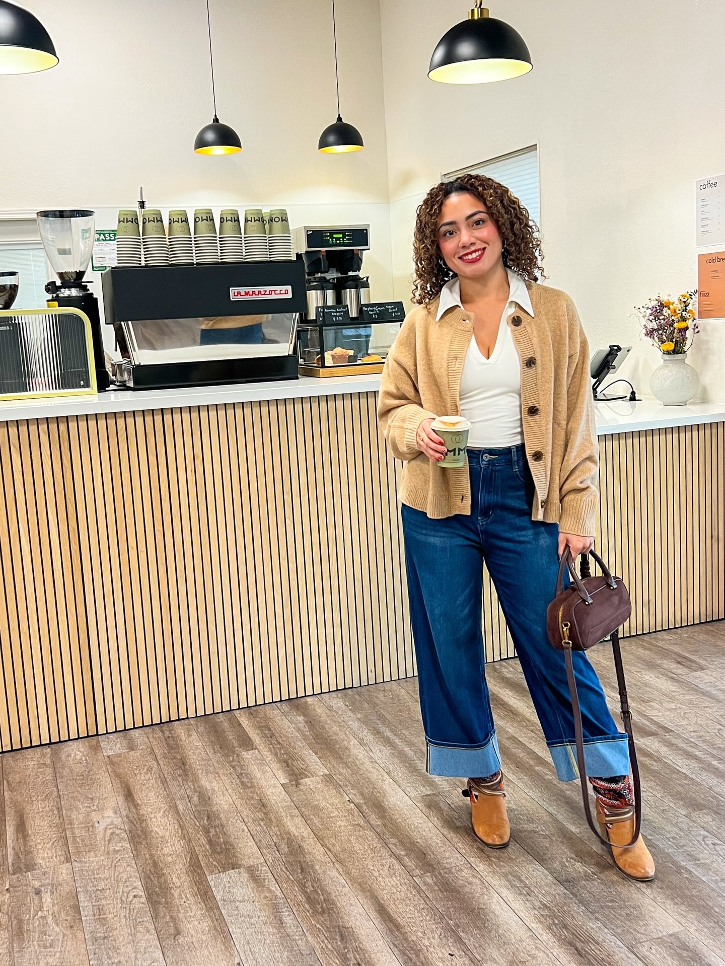Confession: I will steal your cup and use it as a prop if I like it better ☕️ 😉🤎
- outfit: @gap @oldnavy @halara_official 

#gappartner #fallstyleinspo #halara #oldnavy #falloutfitideas #latinacontentcreator #halarapants