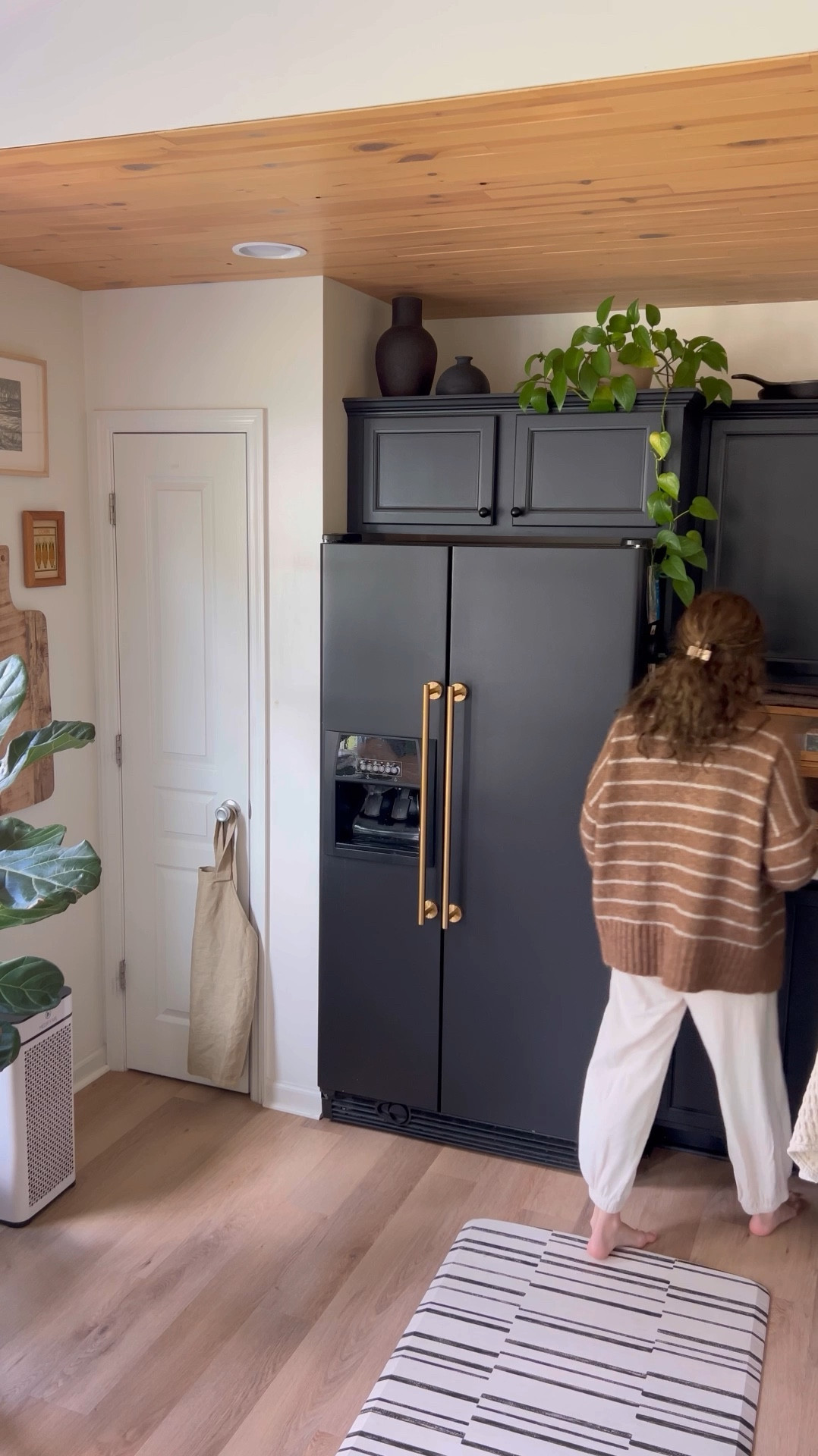 If you have a smaller than average kitchen, this wonder oven will save you so much space! It is multi-purpose as an air fryer, oven, toaster, roaster & can even steam! 