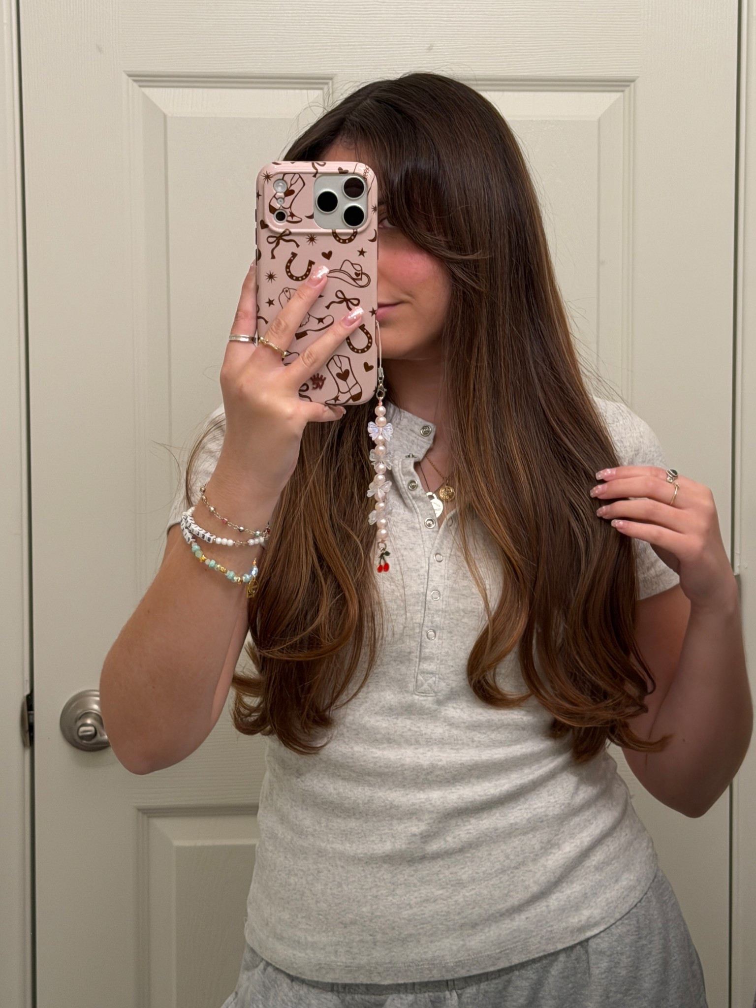 New hair selfie 🤳 

Have to link my cute cowboy phone case from velvet caviar! Plus this tee and little words project bracelet that I adore. 

Ig: @jkyinthesky

#styleinspo #phonecase #iphone #iphonecase #iphone17promax #aestheticstyle #cowboyaesthetic #cowgirlaesthetic 

#LTKootd #LTKHome #LTKdayinmylife