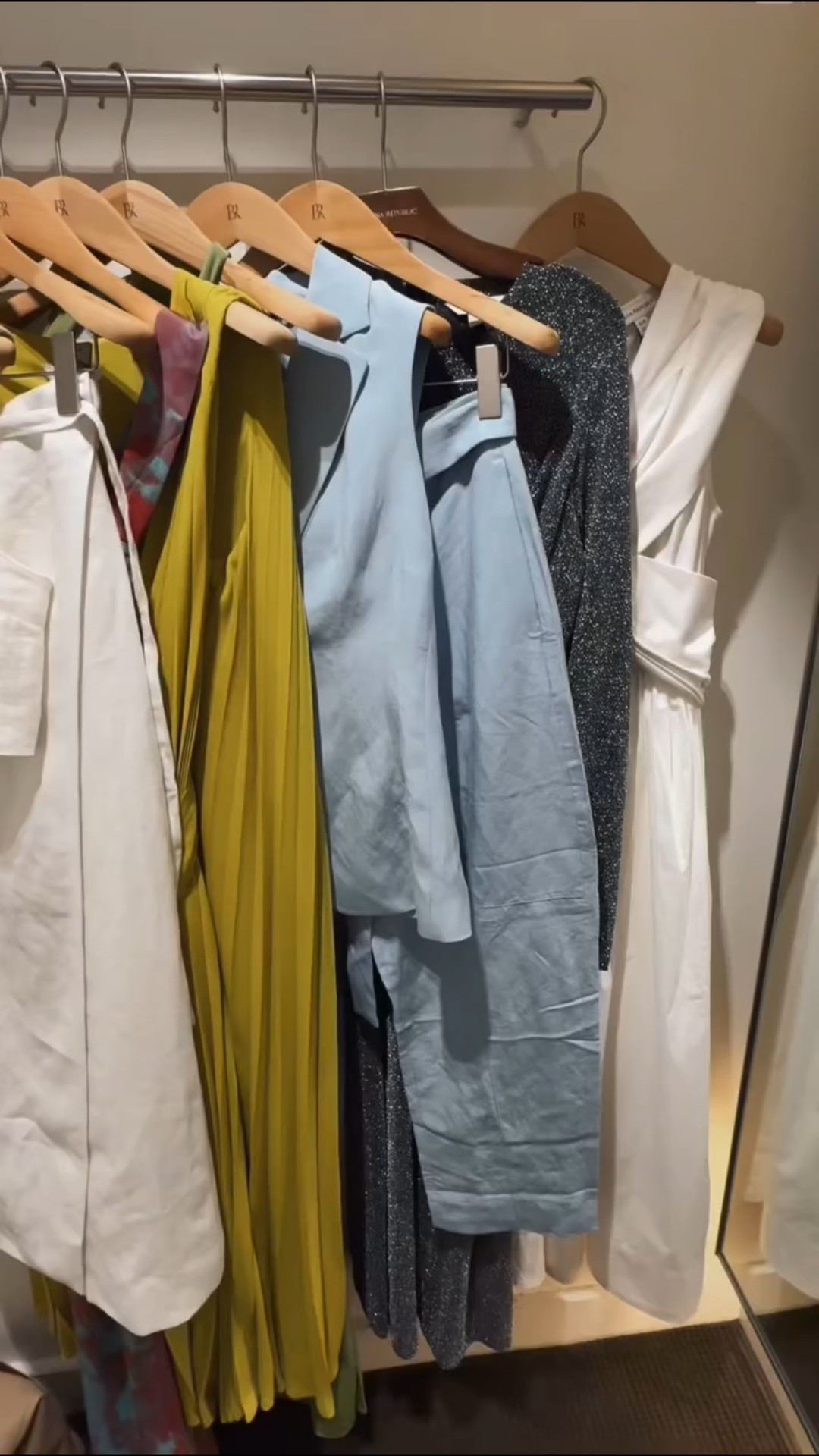 Summer try-on at Banana Republic ☀️
a little something for every mood this season. Which one’s your vibe?

#BananaRepublic #SummerStyle #TryOnReel #EffortlessStyle #StyleEdit