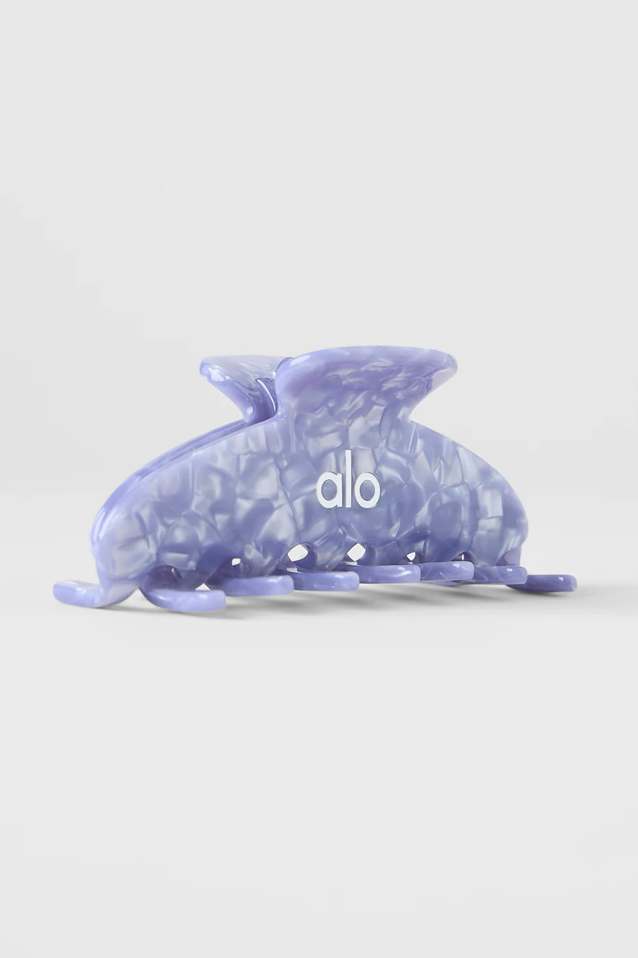 ALO | 90's Claw Clip in Winter Frost Shell Blue | Alo Yoga (US)