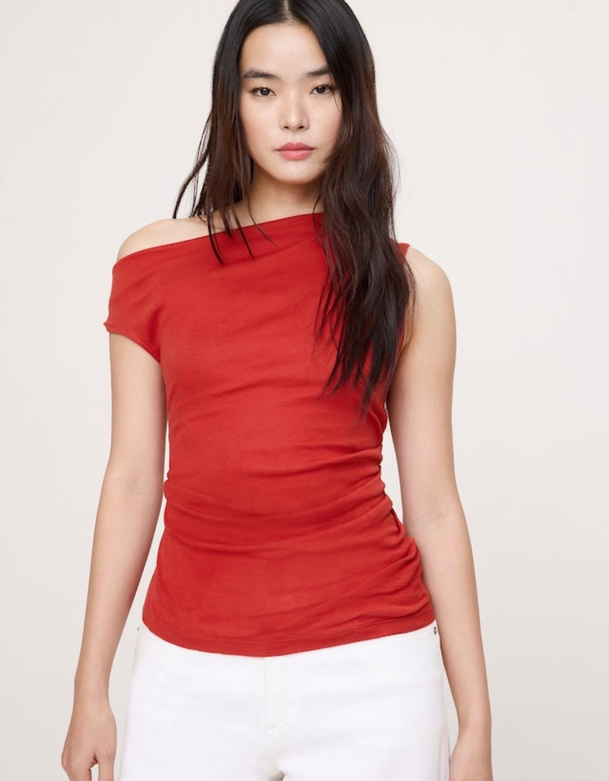 This top is a must-have ❤️ The off-the-shoulder detail instantly elevates even the simplest outfit—no overthinking required. Pair it with white bottoms for that clean, polished look you can wear anywhere.

Easy. Chic. Done.
✨ Tap to shop this look + my sizing details


off shoulder top, asymmetrical top, red outfit idea, chic everyday style, elevated casual, spring summer outfit, flattering tops, minimal chic, capsule wardrobe, easy outfit idea

#LTKMidsize #LTKWorkwear #LTKOver40