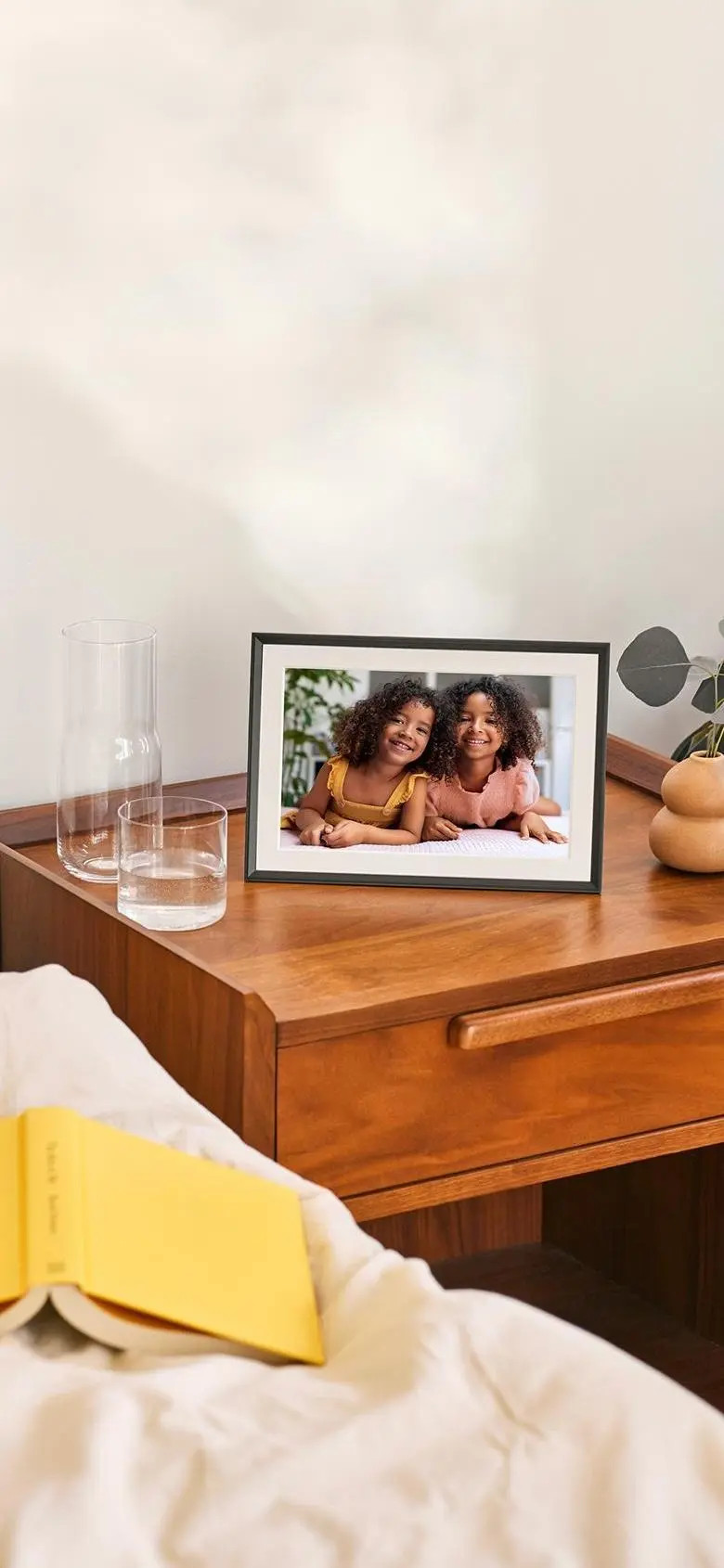 Carver Mat 10" | Aura's bestselling digital frame | Aura Frames
