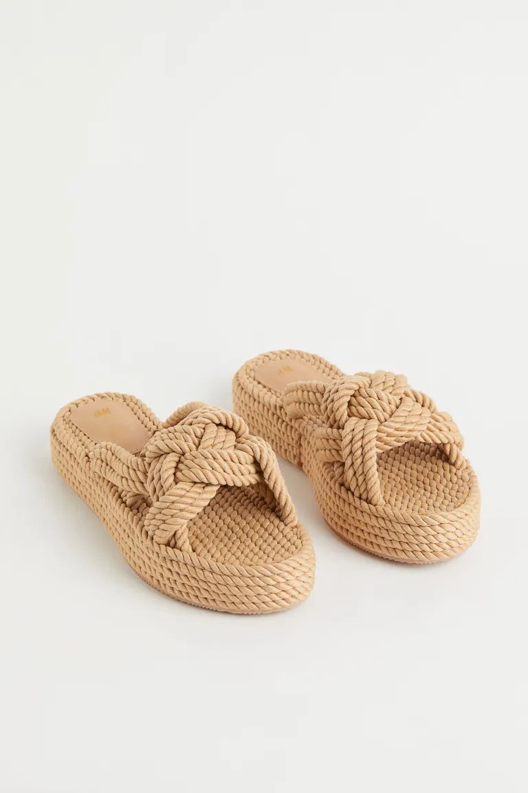 Slides in fabric rope with thick foot straps braided together. Sole thickness approx. 1 1/2 in. | H&M (US + CA)