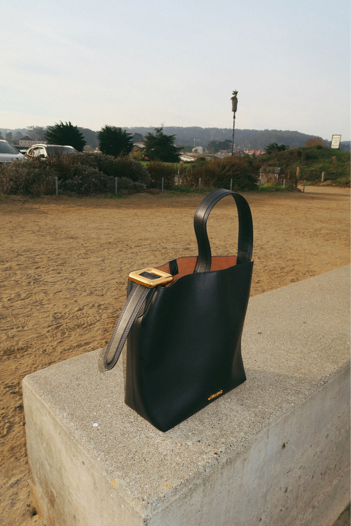 Le Regalo Jacquemus Tote
50% off at FWRD 

#LTKitbag #LTKstyletip #LTKGiftGuide