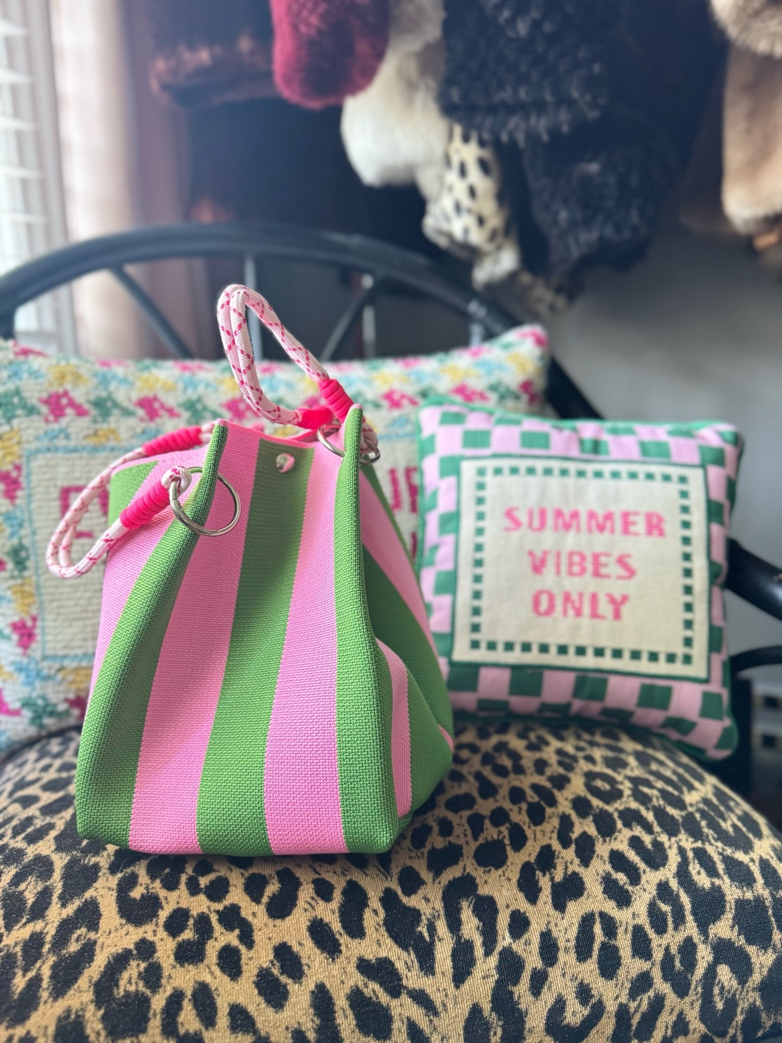 The cutest little poolside bag 💁‍♀️
Perfect for the necessities; CC, phone, sunscreen, gloss.

Under $20!

Pink and green striped bag

#LTKSaleAlert #LTKSwim #LTKTravel