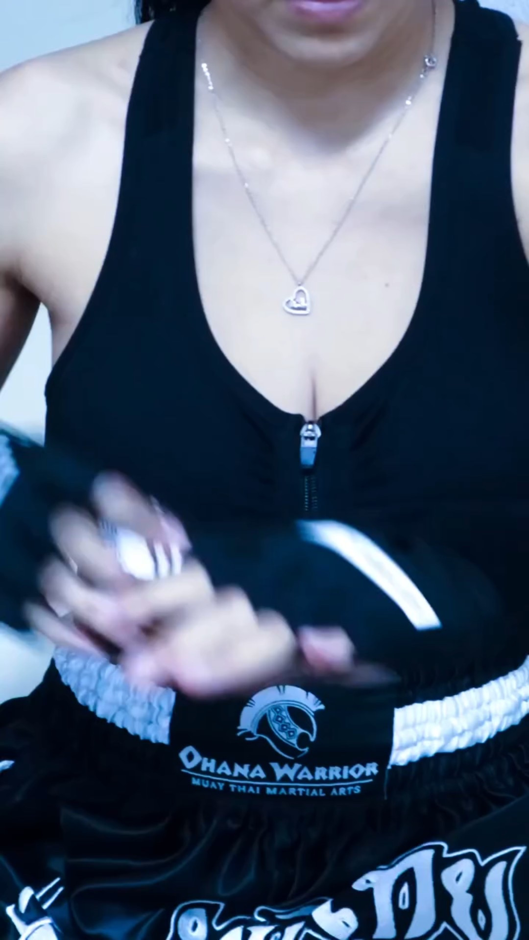 Getting back into my fitness routine is one of my biggest challenges after my pregnancy. I’m building my way back up and hope I can train just as good as I did when was an athlete ❤️ thank you to @sanabul for my new set of gloves and wraps 

#muaythai #boxingglovesreview #womeninsports #sanabul #newmomworkout