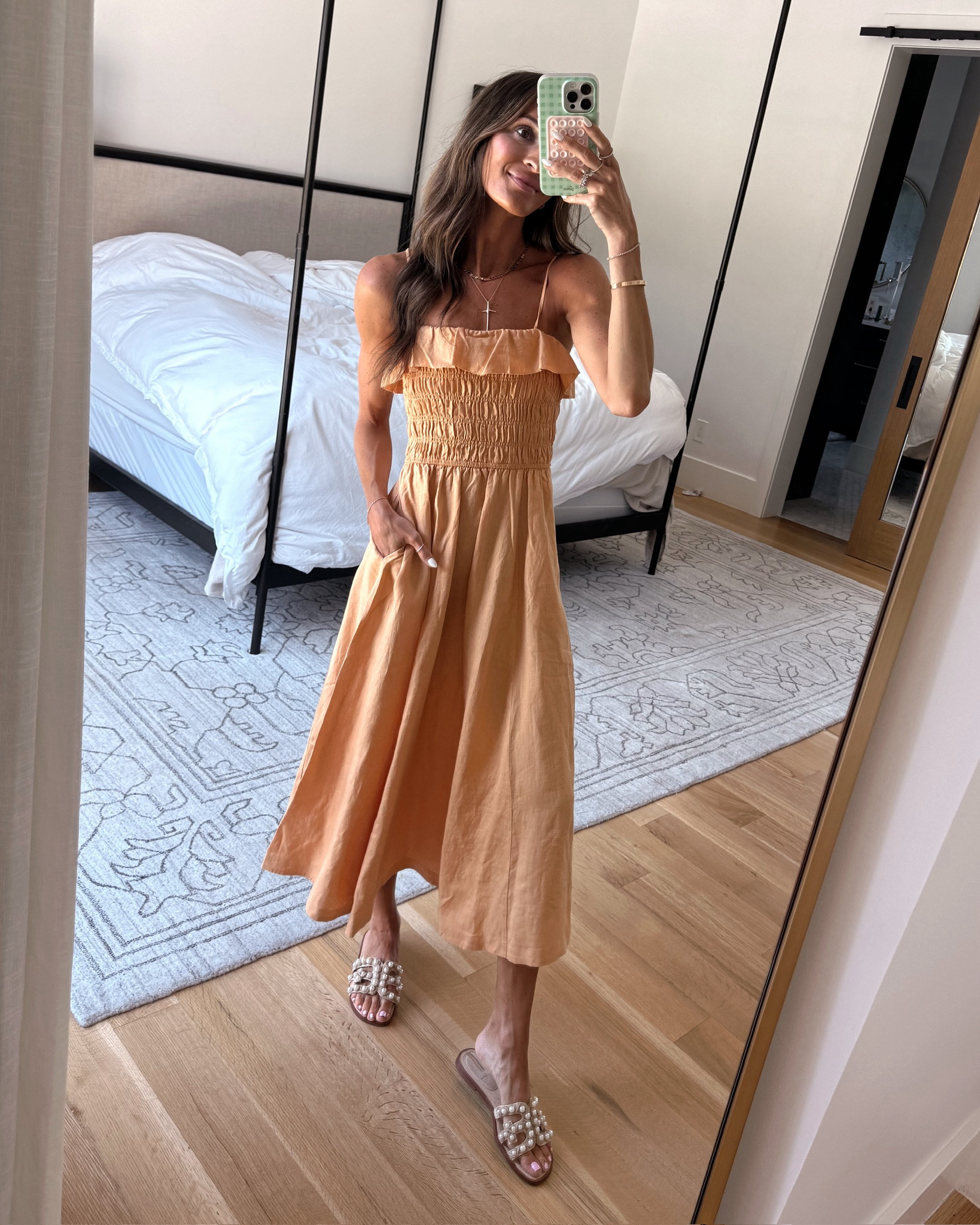 this dress is selling out so fast b/c it’s so cute + flattering! grab one before they are gone!! @aritzia #aritziapartner