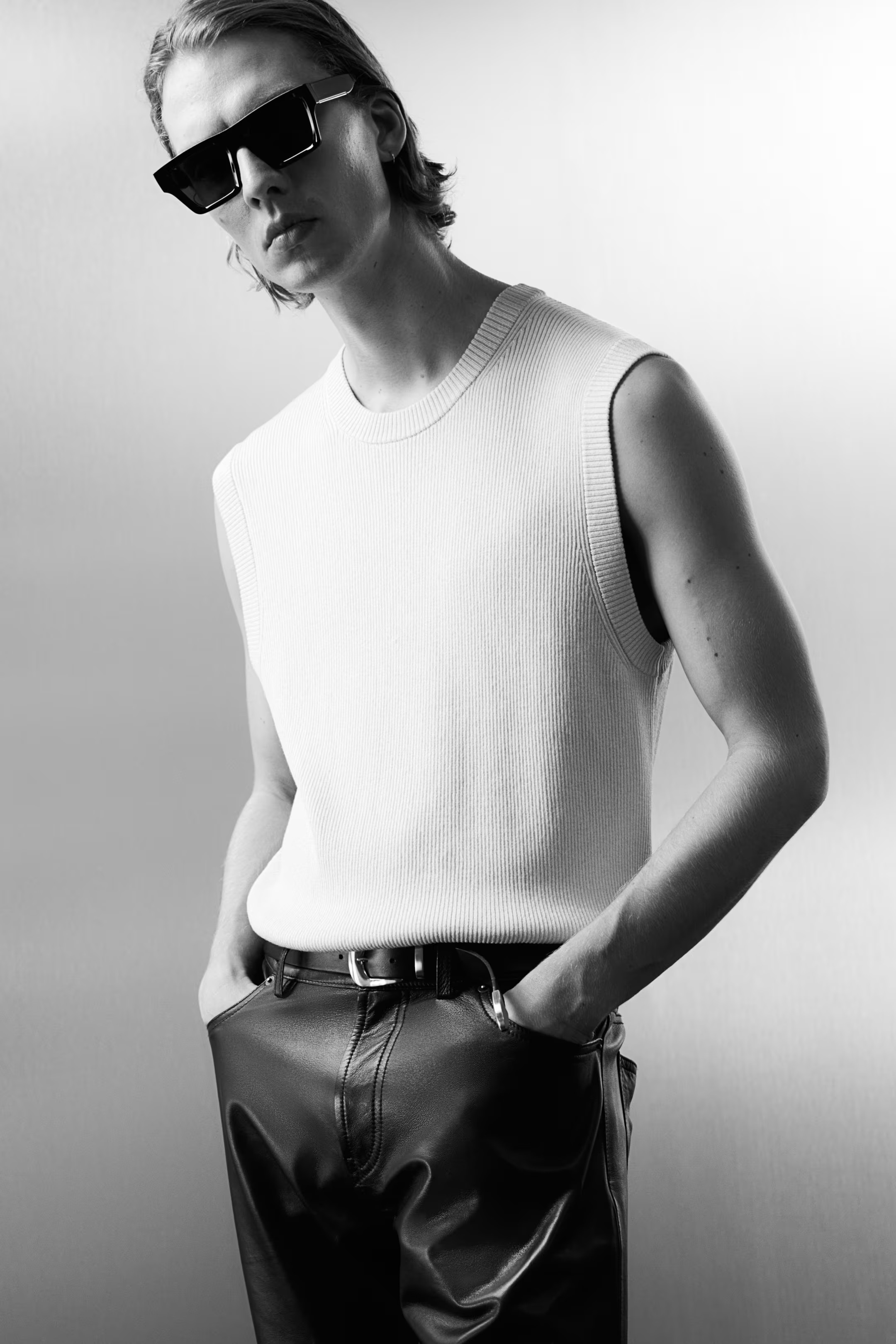 Slim Fit Glittery Sweater Vest - Light beige - Men | H&M US | H&M (US + CA)