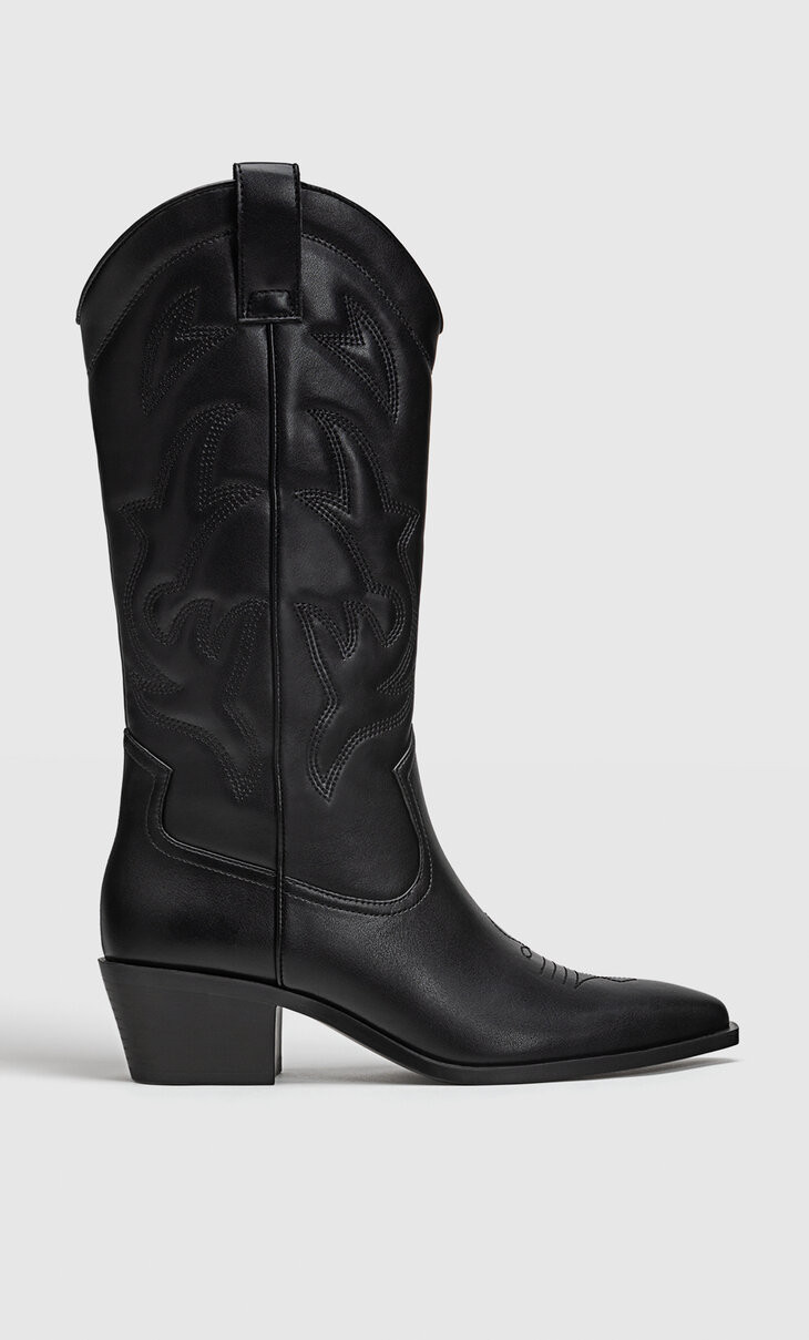 Women's cowboy-style boots available in several colours. Embroidered detail on the leg of the boo... | Stradivarius (UK)