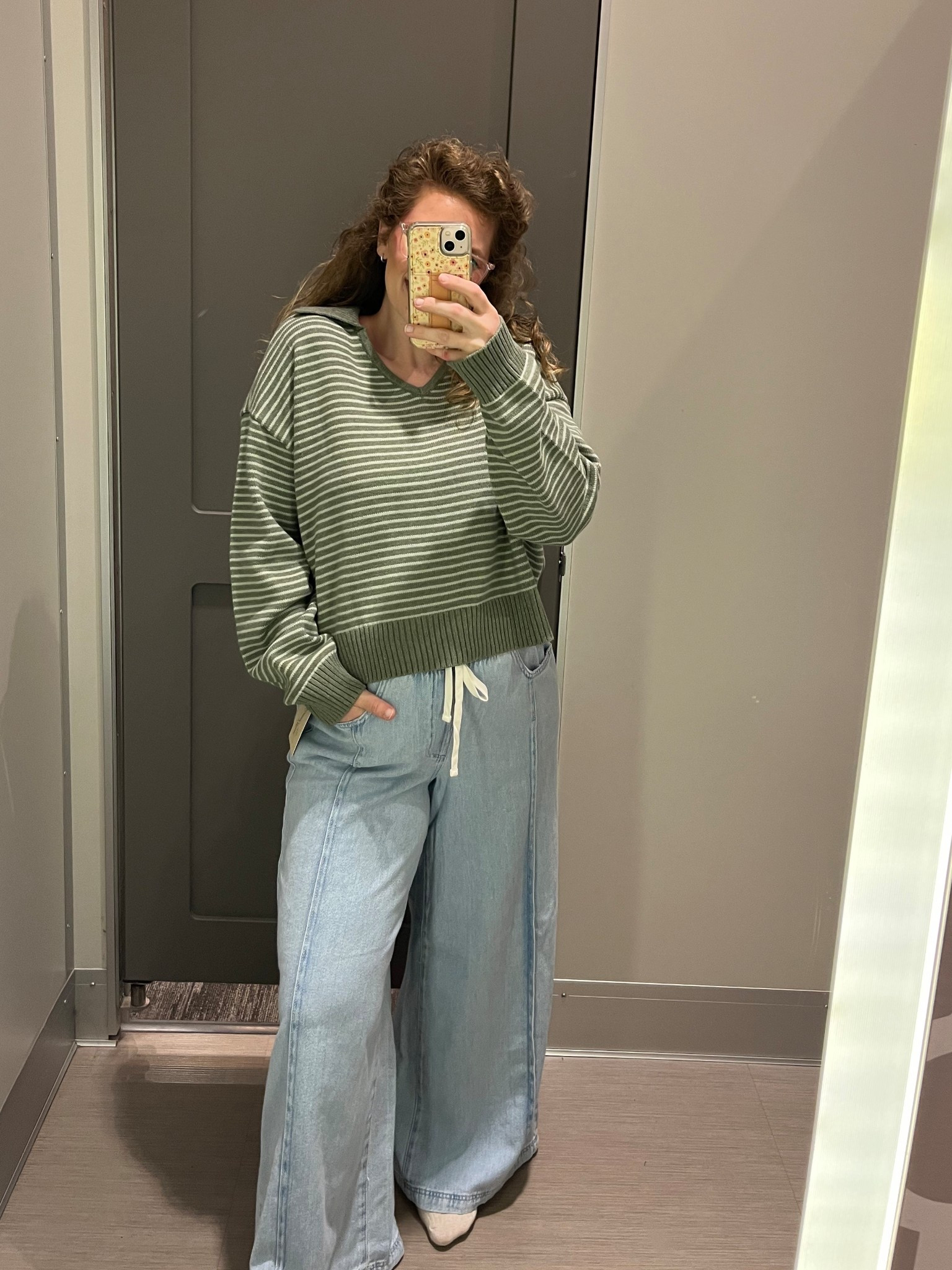 This whole fit is a YES from me 😍

The sweater hits RIGHT at your waist, so it’s not maternity friendly, which is okay but it’s so great if you aren’t pregnant right now! 

And the JEANS. Woah. I felt like a 10 IMMEDIATELY after putting them on! I’m thinking postpartum these will be SUCH a game changer 😍

Getting true to size is awesome! I do feel they run a bit big. If you want for your whole pregnancy you may consider sizing up 🥰