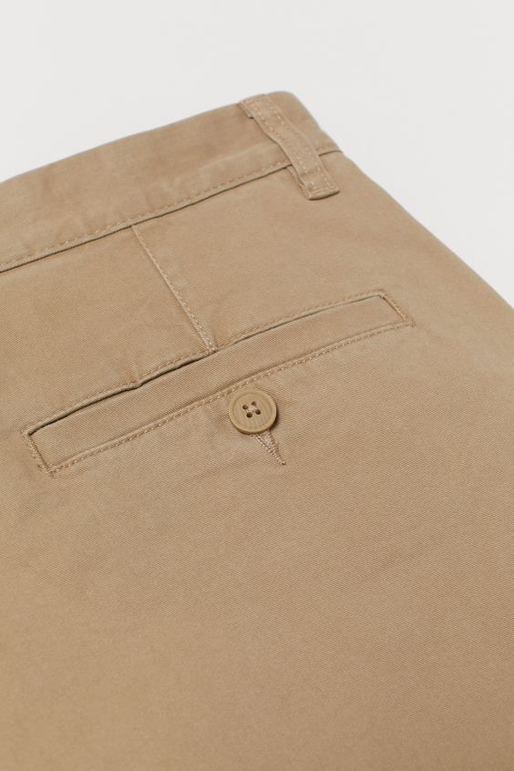 Chino aus einem besonders stretchigem Baumwolltwill. Modell mit Seitentaschen, einer Münztasche ... | H&M (DE, AT, CH, DK, NL, NO, FI)