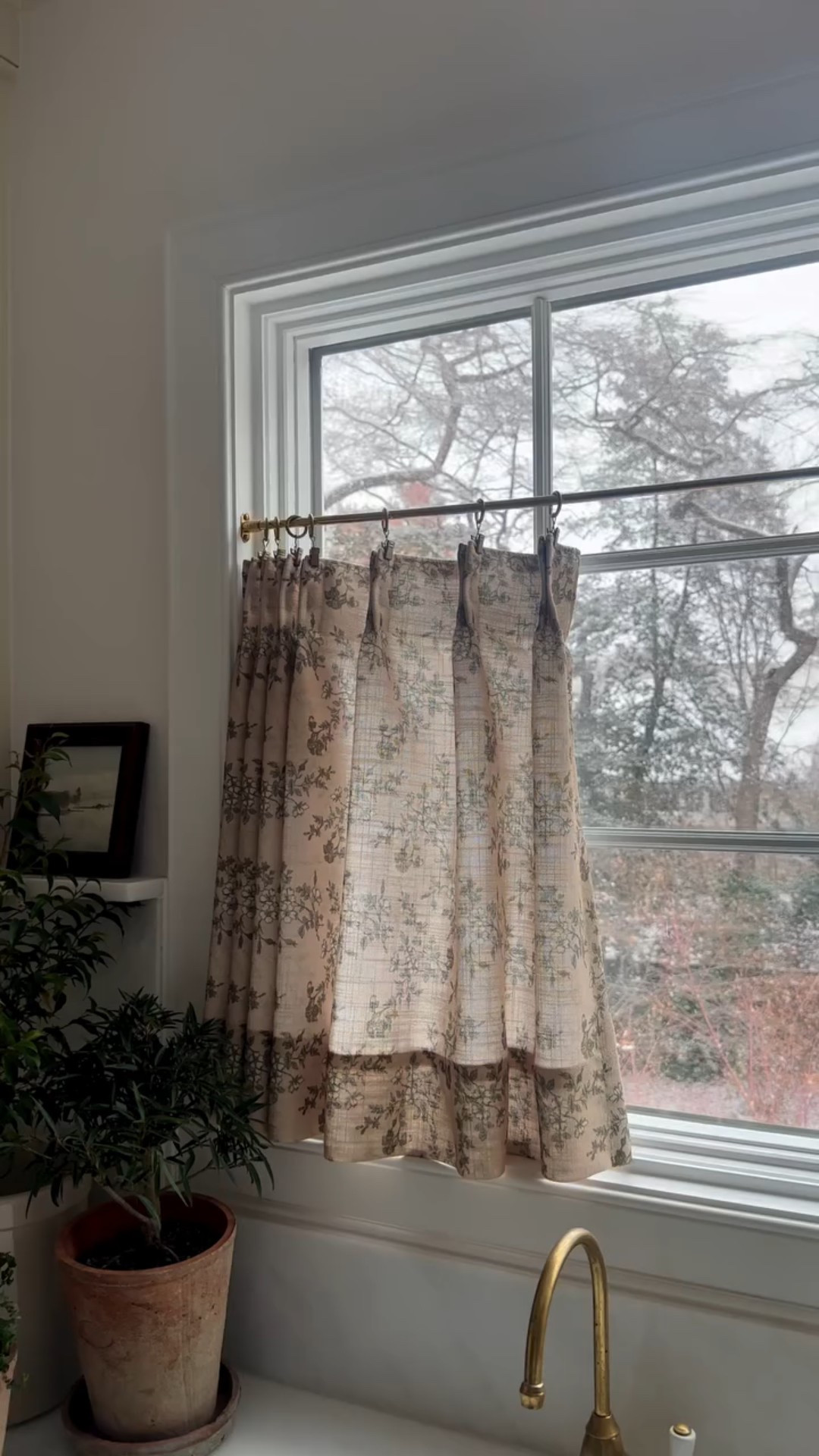 The first snow 🤍 Cozy at home is the agenda. 

Interested in shopping my home? Comment SHOP below. Plus, these cafe curtains are 27% off with code MEGLEONARD (Vintage Linen color) AND you can get an extra 5% off my bedroom curtains and woven shades with code MEG5 👏🏼 

https://liketk.it/5DR8A 

#classichomedecor #homerenovation #homedesign #homebeforeandafter #kitchenrenovation #kitchendesign #homerenovations #traditionalhome #cottagekitchen #demoday #homedemo #kitchendemo #kitchenbeforeandafter #cottagekitchen #nancymeyers #coastalkitchen #kitchensinks #kitchensinkwindow