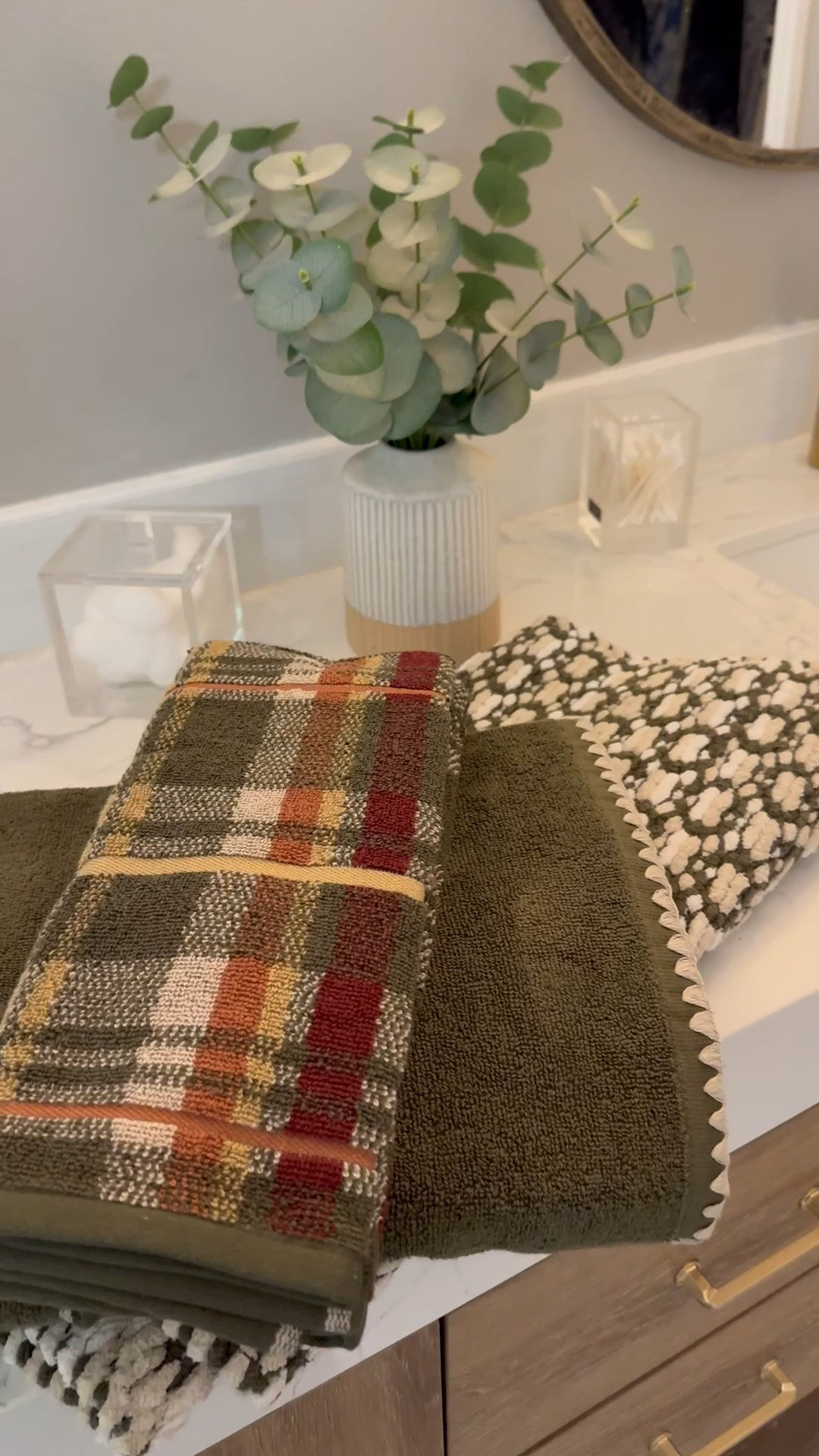Adding a little fall decor to the bathroom.  Cute bathmat and towels, bathroom decor, home decor

#LTKHome #LTKdayinmylife #LTKSeasonal