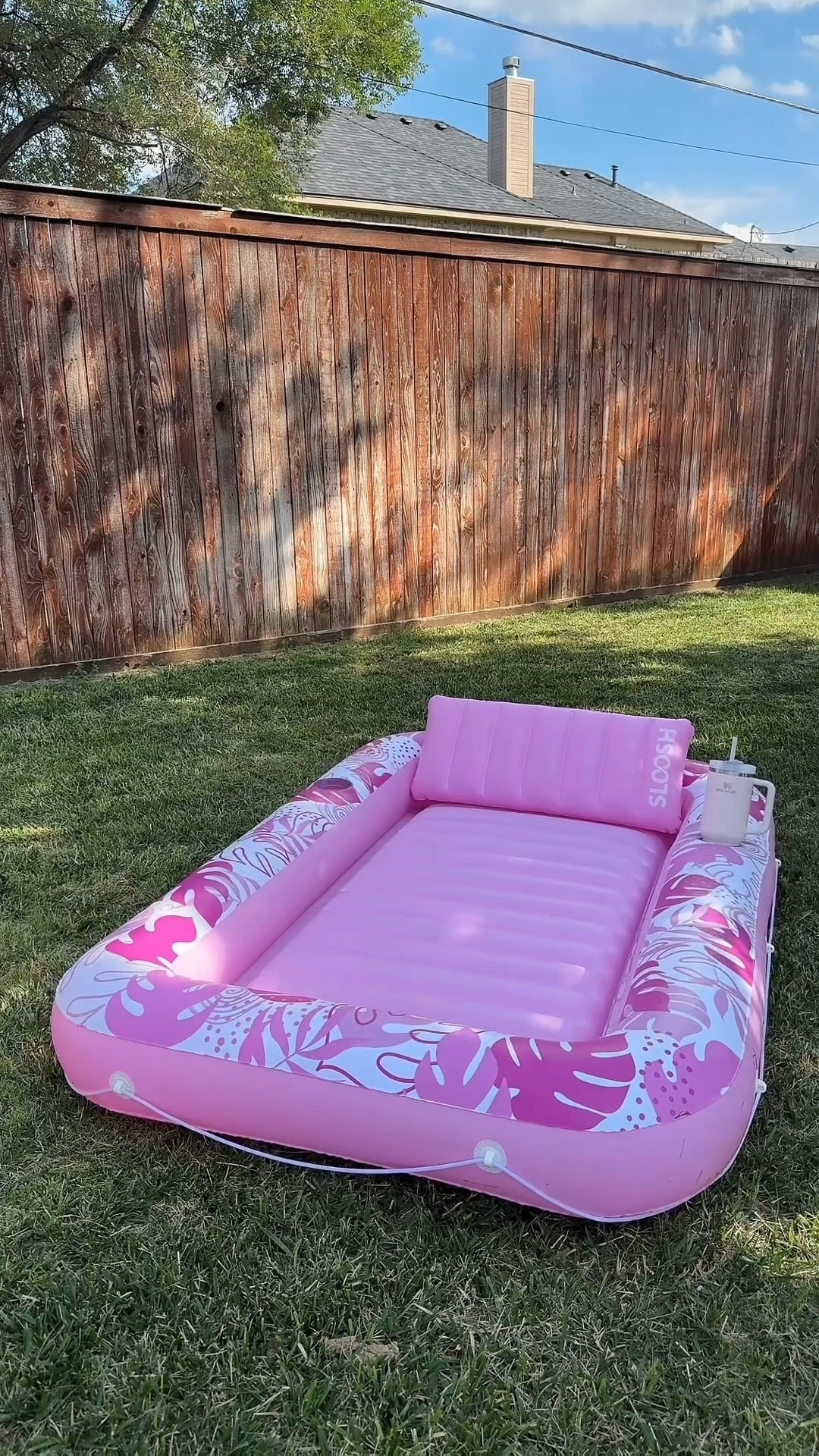 This tanning pool is helping me get the perfect amount of sun this summer! It’s super comfortable, even while pregnant! 🙌🏼