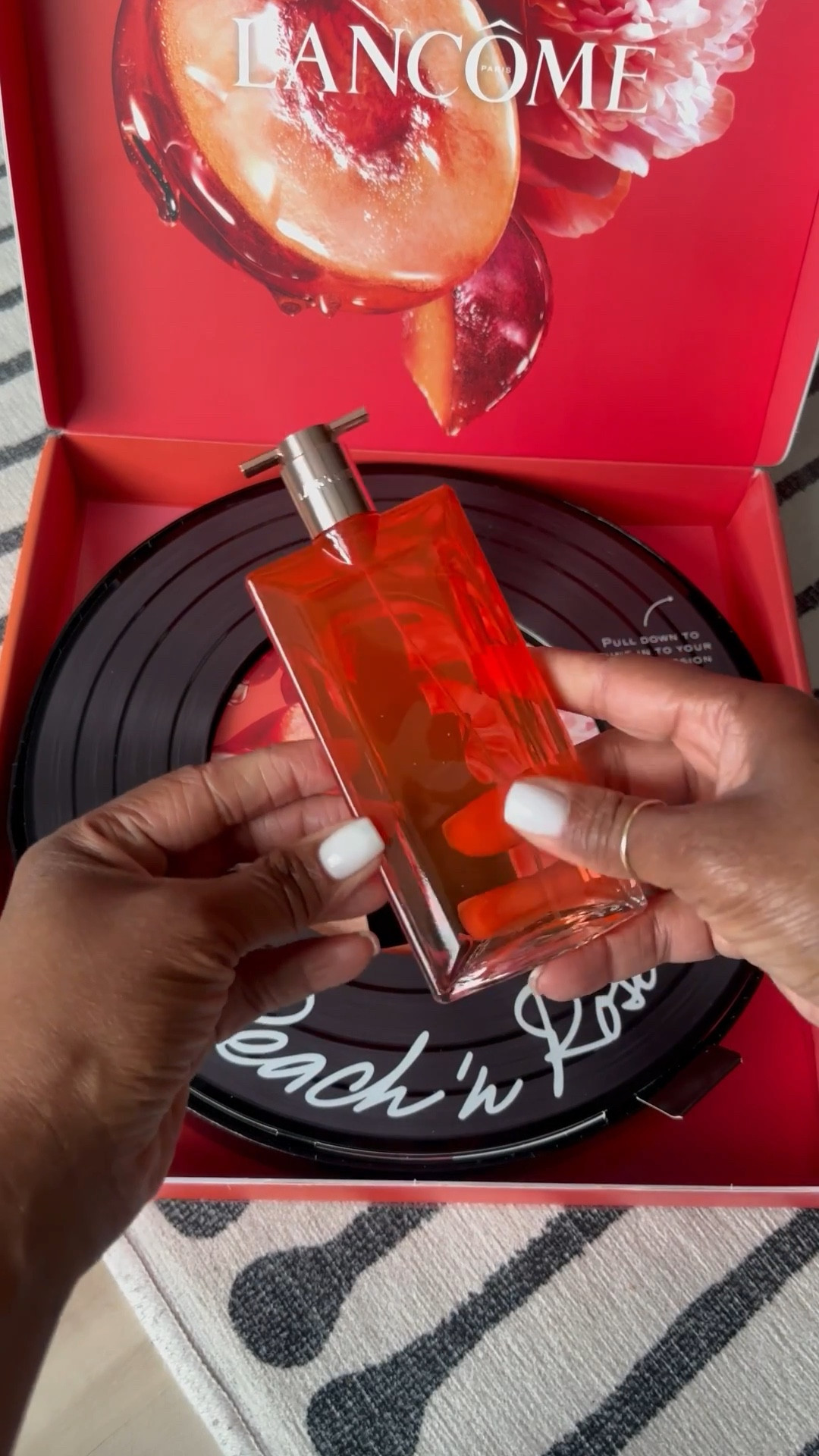 “Pull down to tune into your new obsession.” Oh okayyyy Lancôme 👏🏽

This perfume bottle is stunning, and the scent? Fresh floral with rose, jasmine, and white musk. 

It’s clean, feminine, and lasts without overpowering — We love that for us! ✨🤏🏽

#Lancome #Fragrance #LuxuryFragrance #FloralScent #xoJalonda