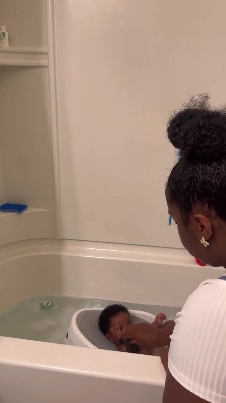 Sozo’s bath routine 🥰🛁🤩🫶🏾🩵 

#Motherhood #Newborn #Momof2 #BoyMom #Postpartum