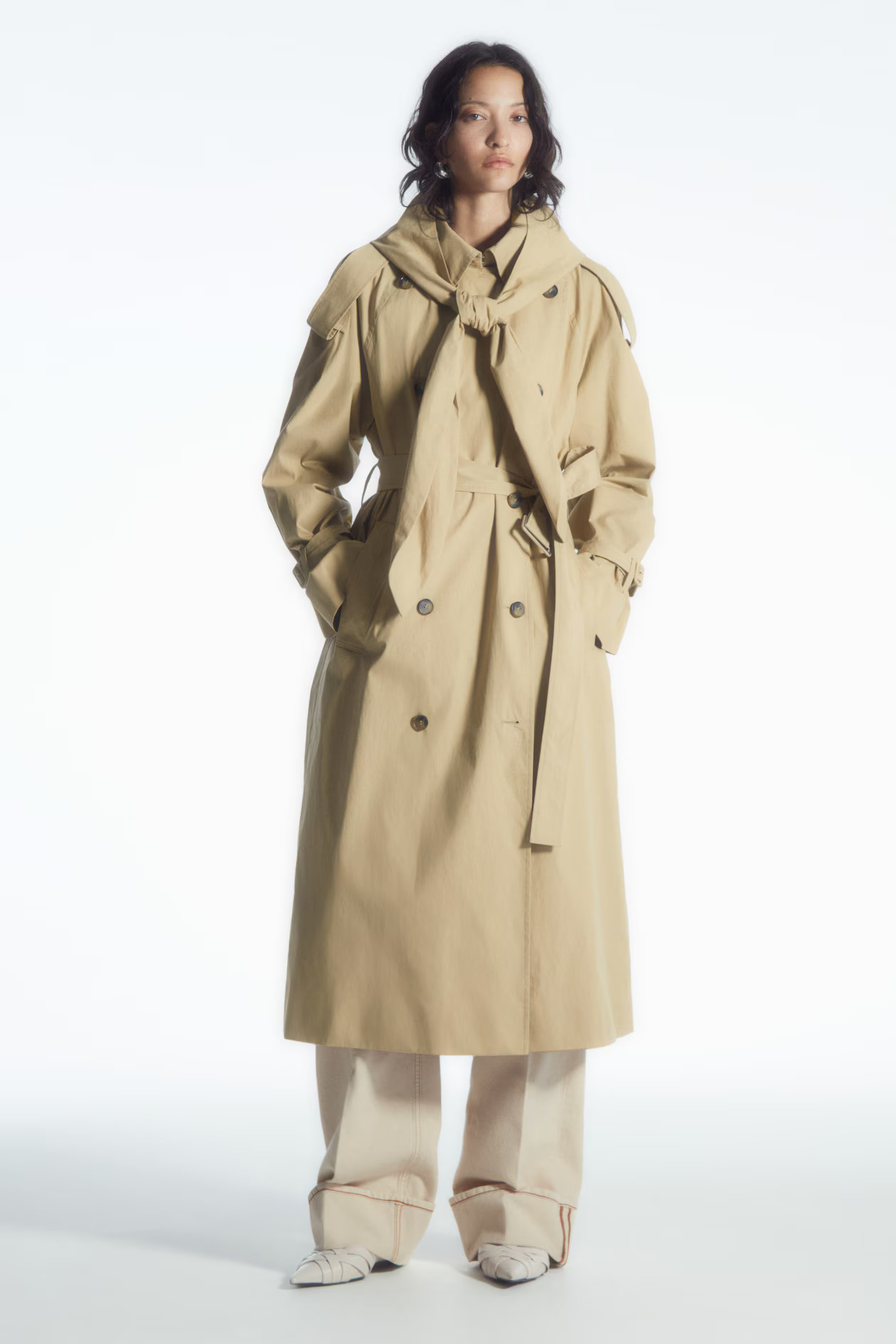 TRENCHCOAT MIT KAPUZE - BEIGE | COS (EU)