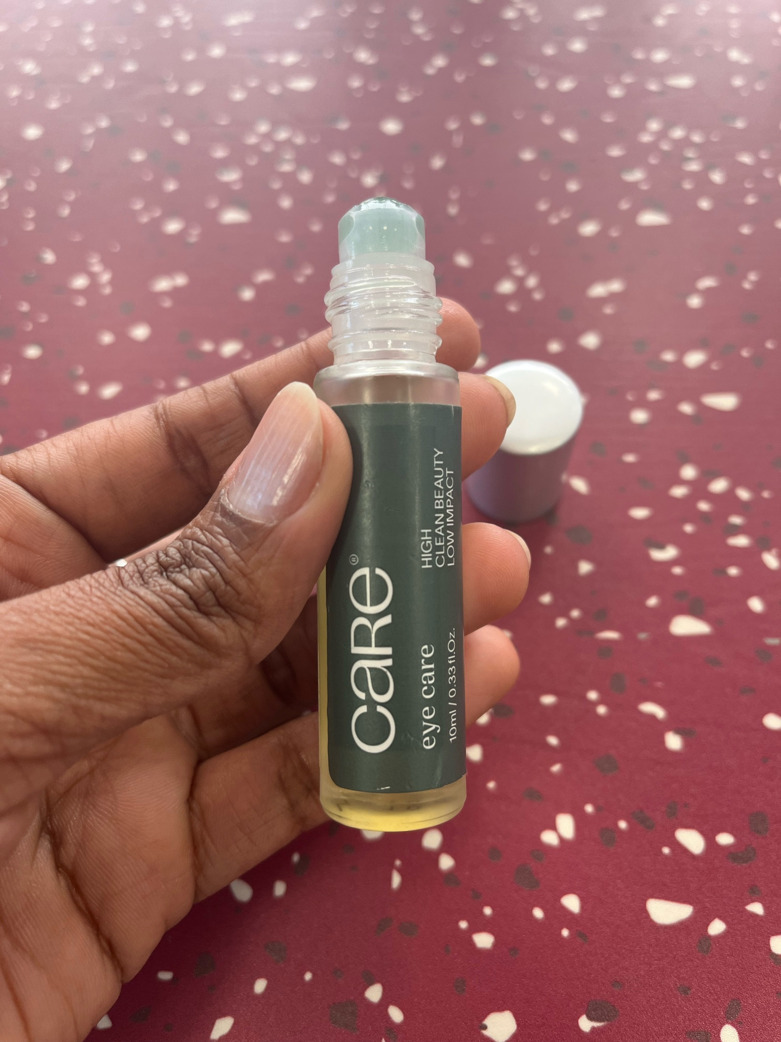 O Eyed Care tem pedra de Jade que ajuda no desinchaço dos olhos e acalma a pele. 