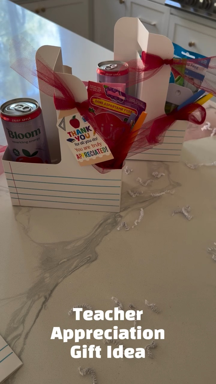 Simple diy teacher appreciation gift idea that is cute and affordable! 

#adaydreamblog #momlife #teacherappreciationgifts #giftedbybloom #bloomenergy teacher gifts diy