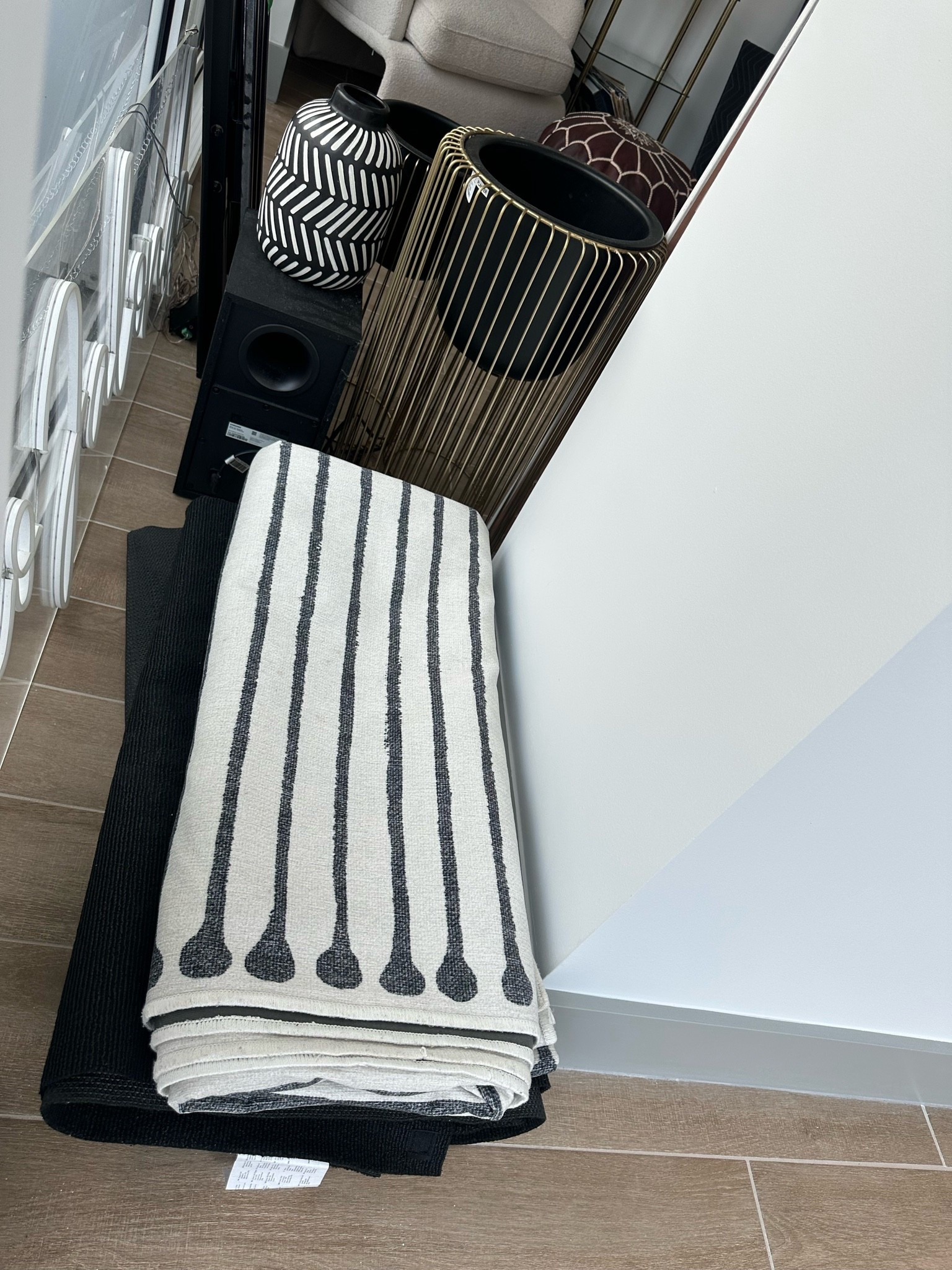 Living room essentials.

#LivingRoomDecor #LivingRoomIdeas #HomeDecor #HomeInspo #xoJalonda

#LTKHome #LTKOver40 #LTKmomlife