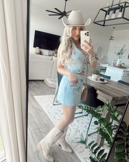 The denim on denim set of my dreams!!!! W I T H RHINESTONES! 🩵✨🤩

How cutie would this be for a concert or festivalllll!!!! Yass 💄🌸💍


#LTKStyleTip #LTKU #LTKFestival