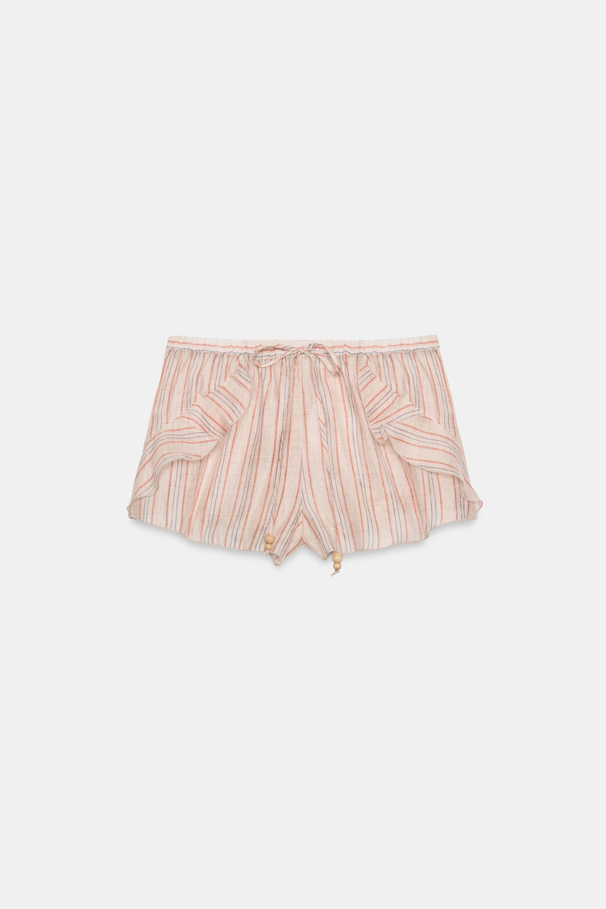 Model height: 181 cmElastic-waist shorts with a front bow and beaded details. Featuring side ruff... | Zara DE