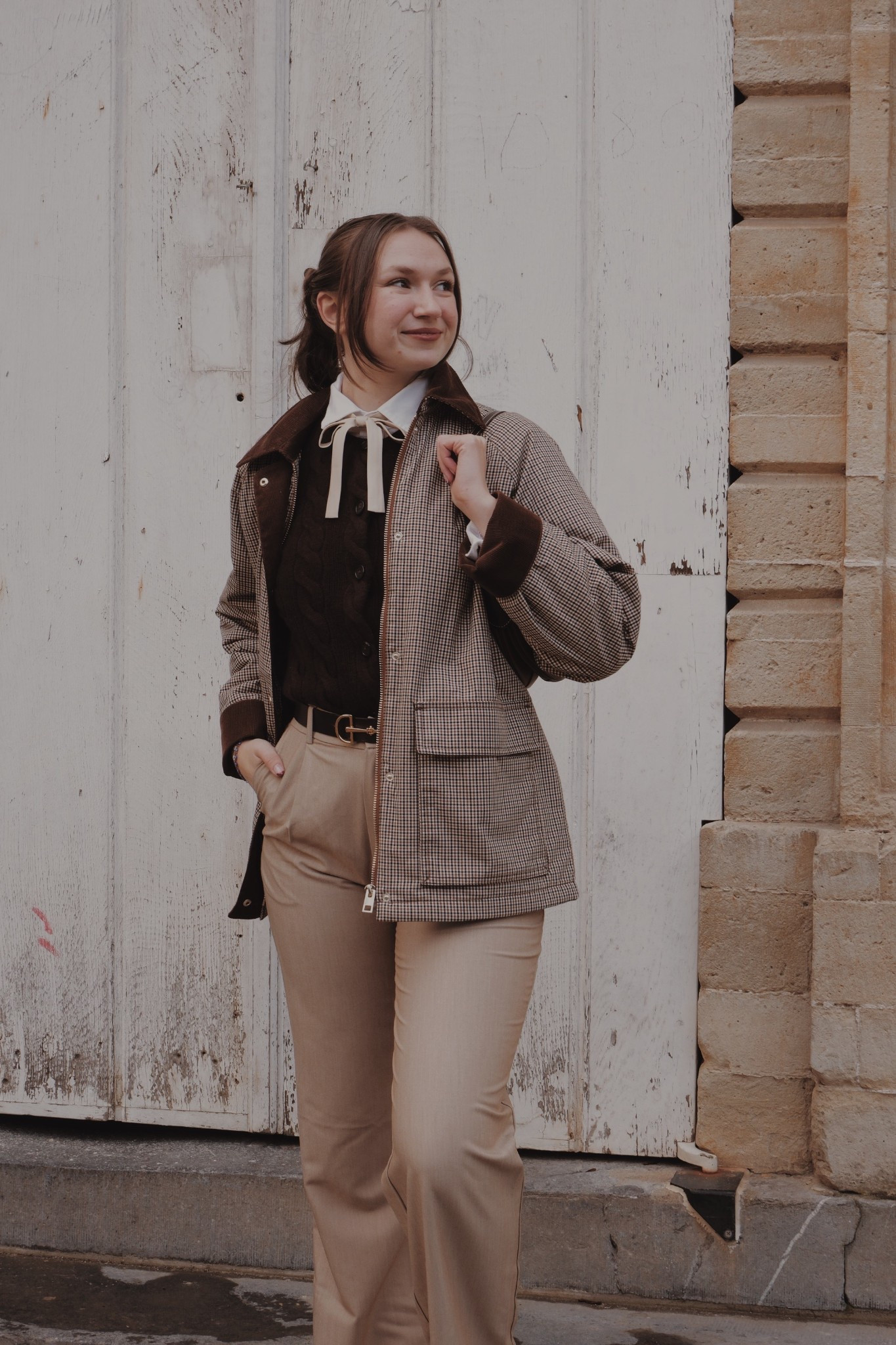 Checkered jacket with corduroy border

White shirt
Chocolate Brown cable knit cardigan
Beige trousers 
Chocolate brown belt with horsbit buckle
Two toned bag
Champagne neck tie (bow) 



Light academia teacher
Teacher outfits
light academia outfit ideas
light academia fashion aesthetic
university outfit inspiration
preppy neutral outfit
cozy fall outfit aesthetic
minimalist academia wardrobe
classy everyday outfits
beige and brown outfit ideas
European aesthetic outfit
capsule wardrobe light academia
affordable light academia fashion
neutral tone outfit inspiration
modest preppy outfit
timeless feminine style