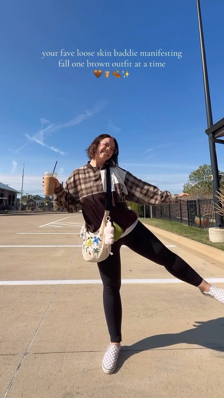 if all the baddies just put on a brown outfit i believe our powers will come together and make the leaves fall!!! 🍂

top is a 1 of 1 piece from @katswalkco 
painted prairie medium crescent @baggu 
fave butter soft z0n leggings
warm taupe checkered @vans ✨

#ootd #fallfashion #midsizefashion #fitcheck #icedcoffee