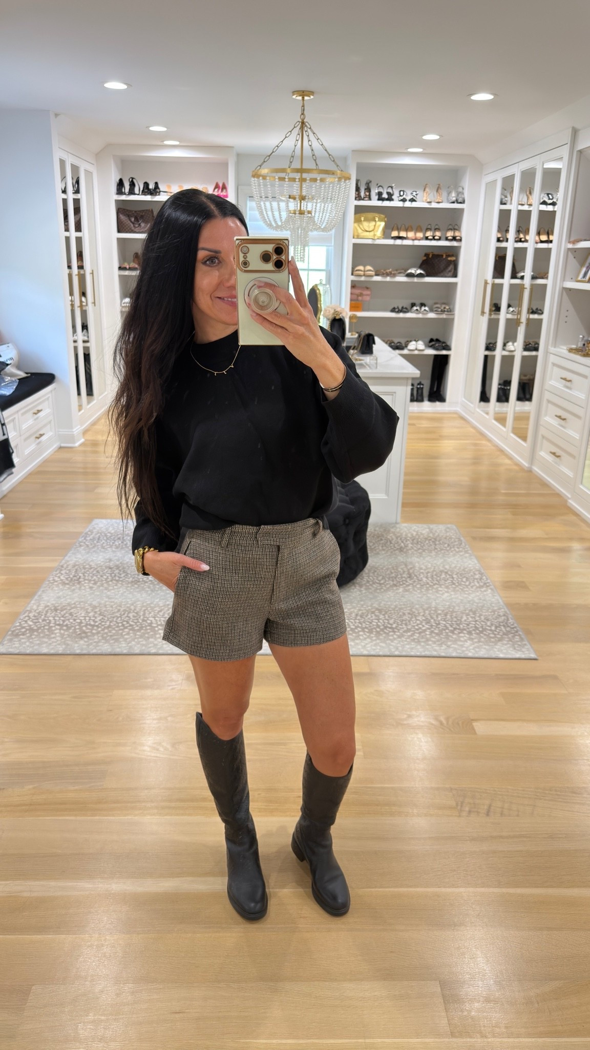Fall outfit🍂 shorts and sweater from Vici