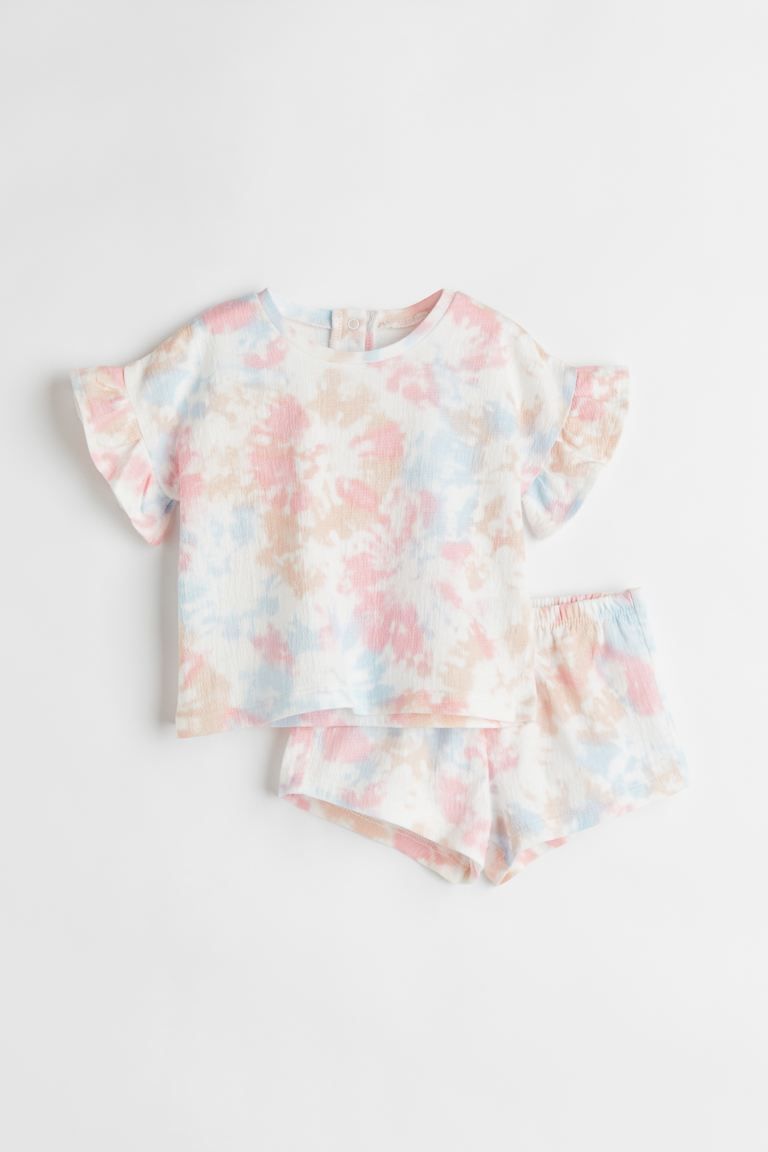 New ArrivalSet with a top and shorts in crinkled jersey. Short-sleeved top with a round neckline,... | H&M (US + CA)