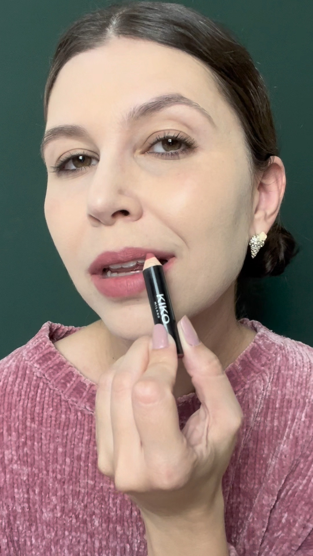 Um dos meus batons favoritos da Kiko Milano está ficando cotoquinho! 🥲 

Eu sou apaixonada nesse batom! 😍 Ele é o Matte Lip Pencil na cor 02 (é de uma linha mais antiga). 

Agora, (até onde sei) o lápis batom da Kiko é o é Smart Fusion da linha regular! Comprei um na cor 05 e em breve vou fazer vídeo mostrando ele aqui para vocês! 😜💄

#KikoMilanoBrasil #KikoMilanoCampinas #kikomilano #maquiagemkikomilano #batomkikomilano 

#LTKbeleza #LTKbrasil