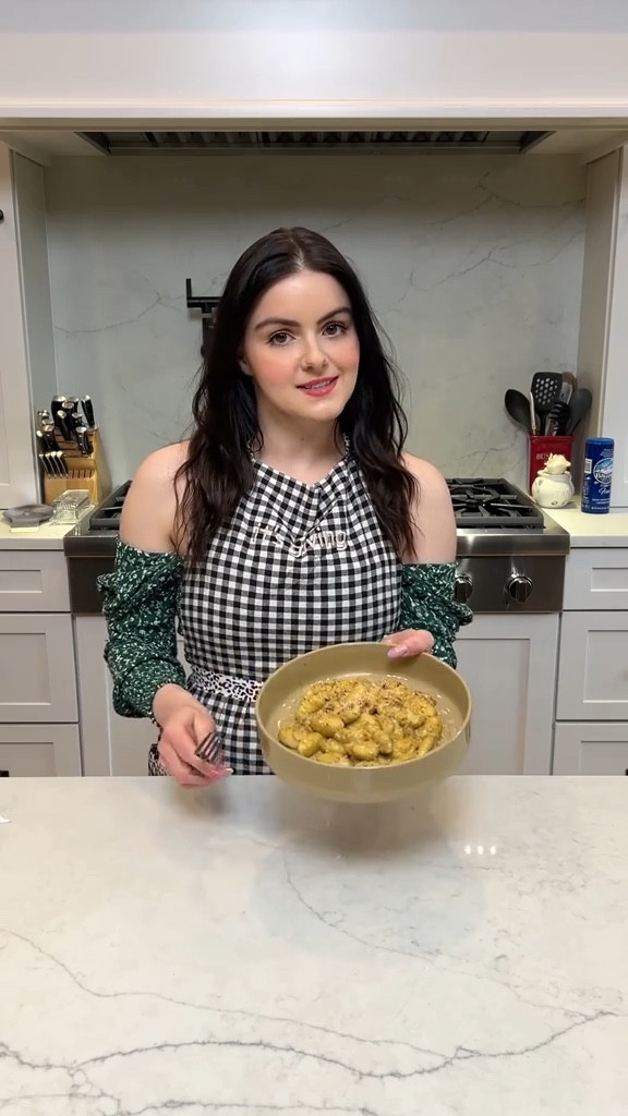 Creamy pesto sun dried tomato gnocchi 🤌🏻

#LTKHome #LTKSeasonal