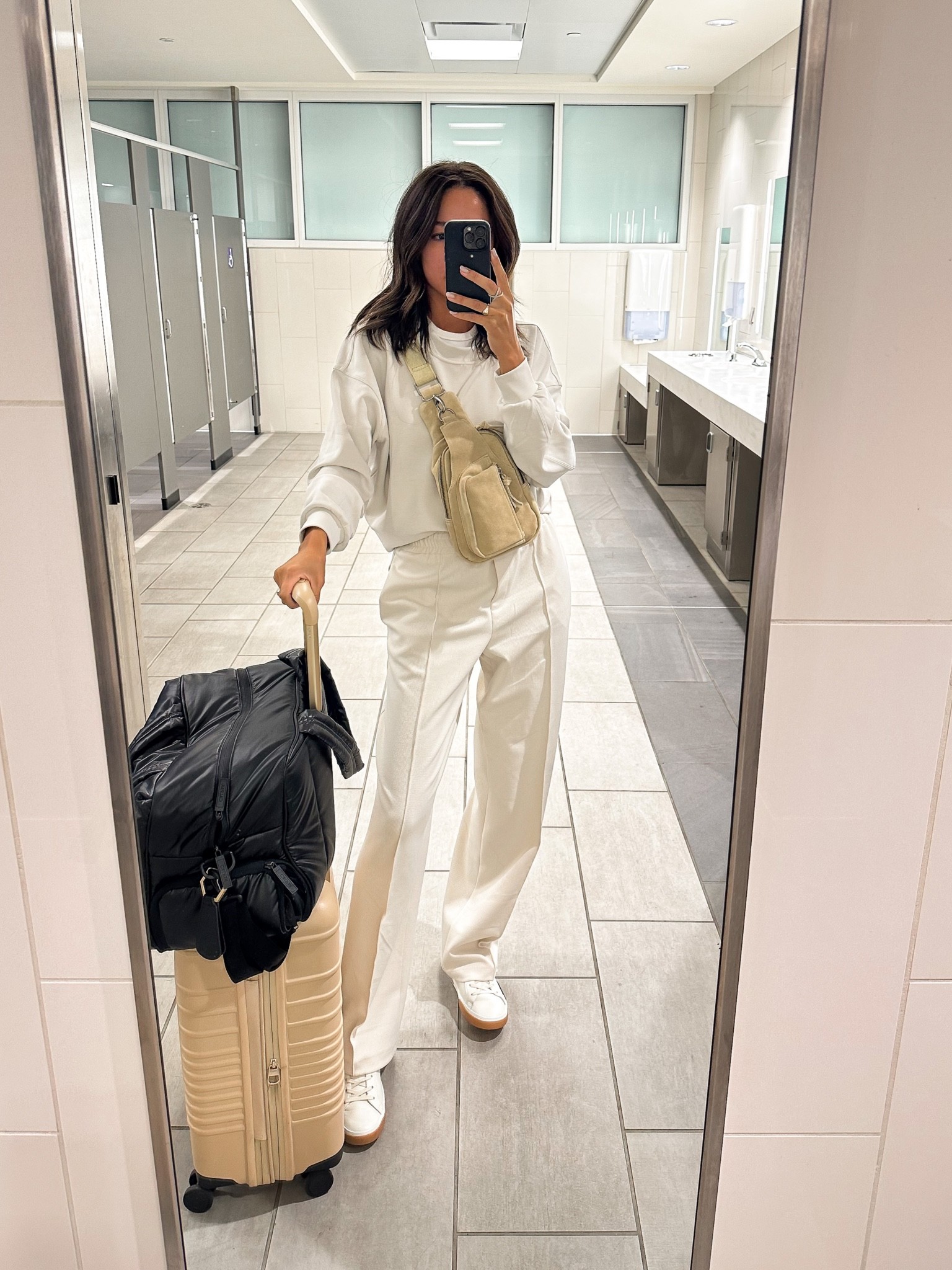 Travel outfit - 6 in lululemon sweatshirt and 4 in top shop trousers, sneakers are so comfy! 









Airport outfit
