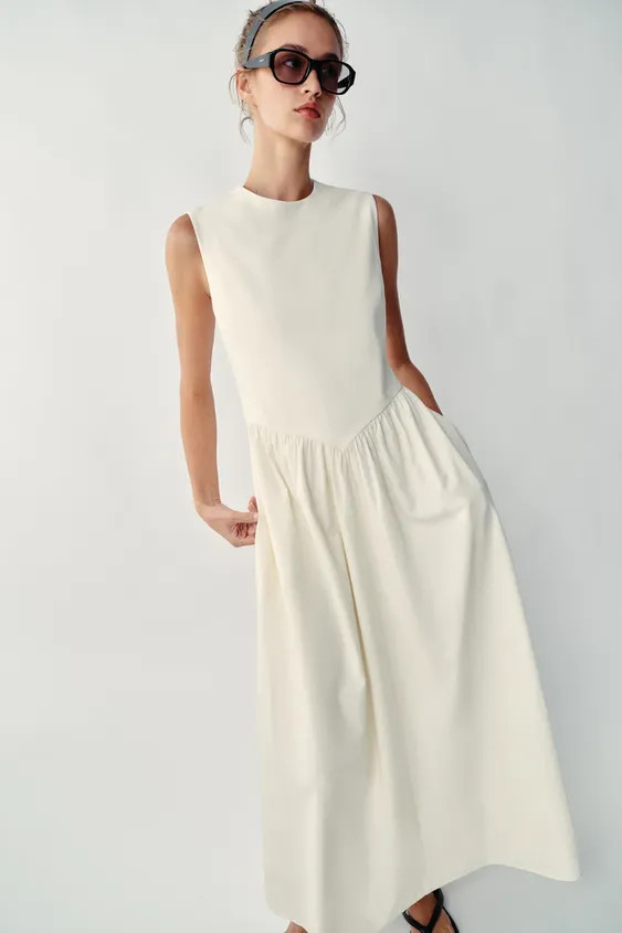 Round neck sleeveless dress. Hidden in-seam side pockets. Skirt with contrast fabric detail. Inte... | Zara US