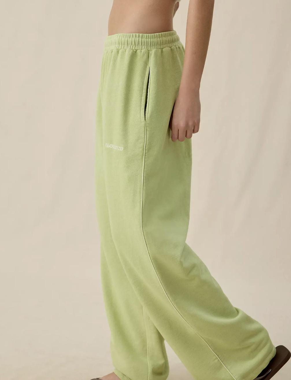 this green is to DIE for @urbanoutfitters-eu

#LTKdayinmylife #LTKgrwm #LTKootd